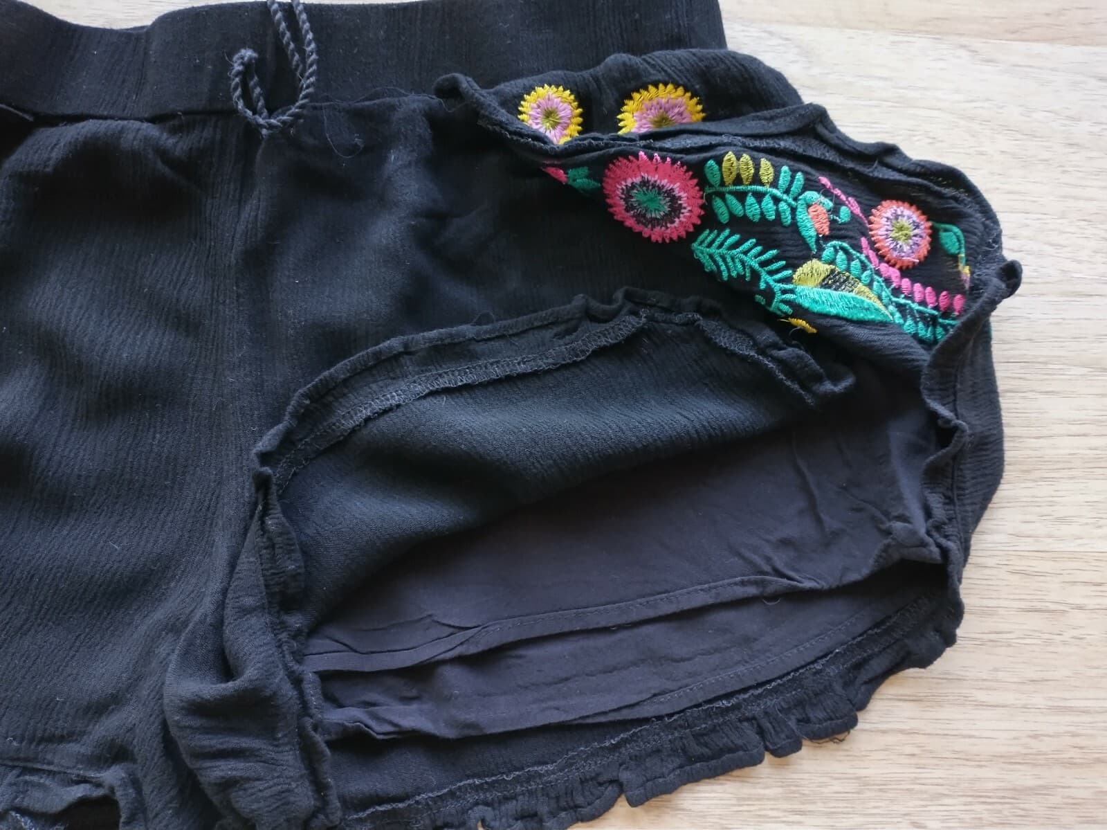 Umgee Women Cotton Blend Shorts Floral-Embroidered Tassel Elastic Black Sz.S - Thumbnail 3