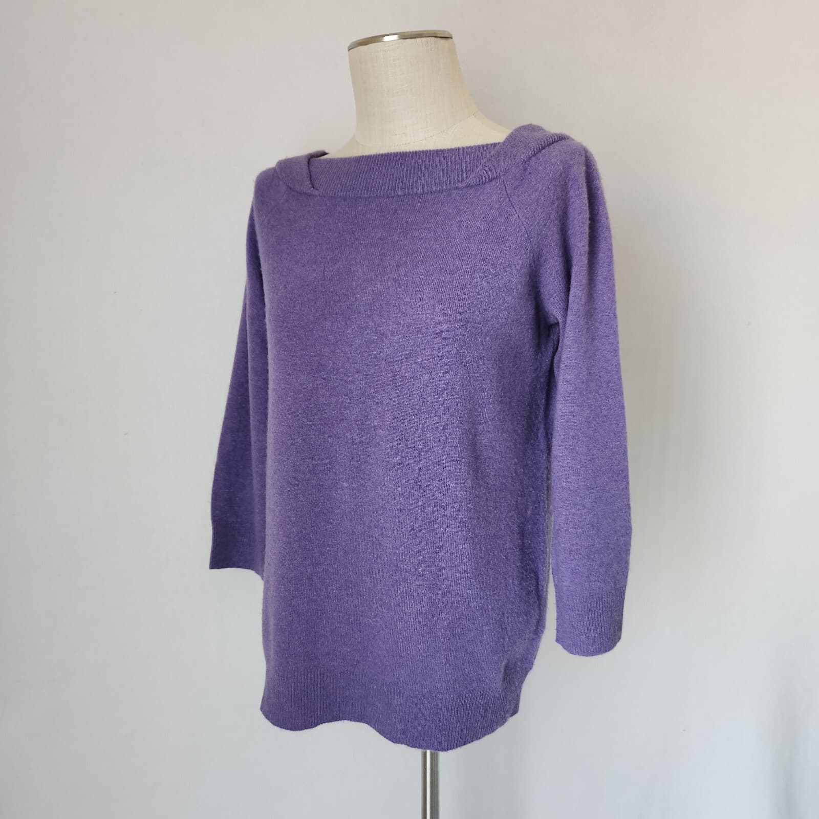 Magaschoni Cashmere Sweater Raglan-Sleeve Boat Neck Back-Button Purple Bust 40"