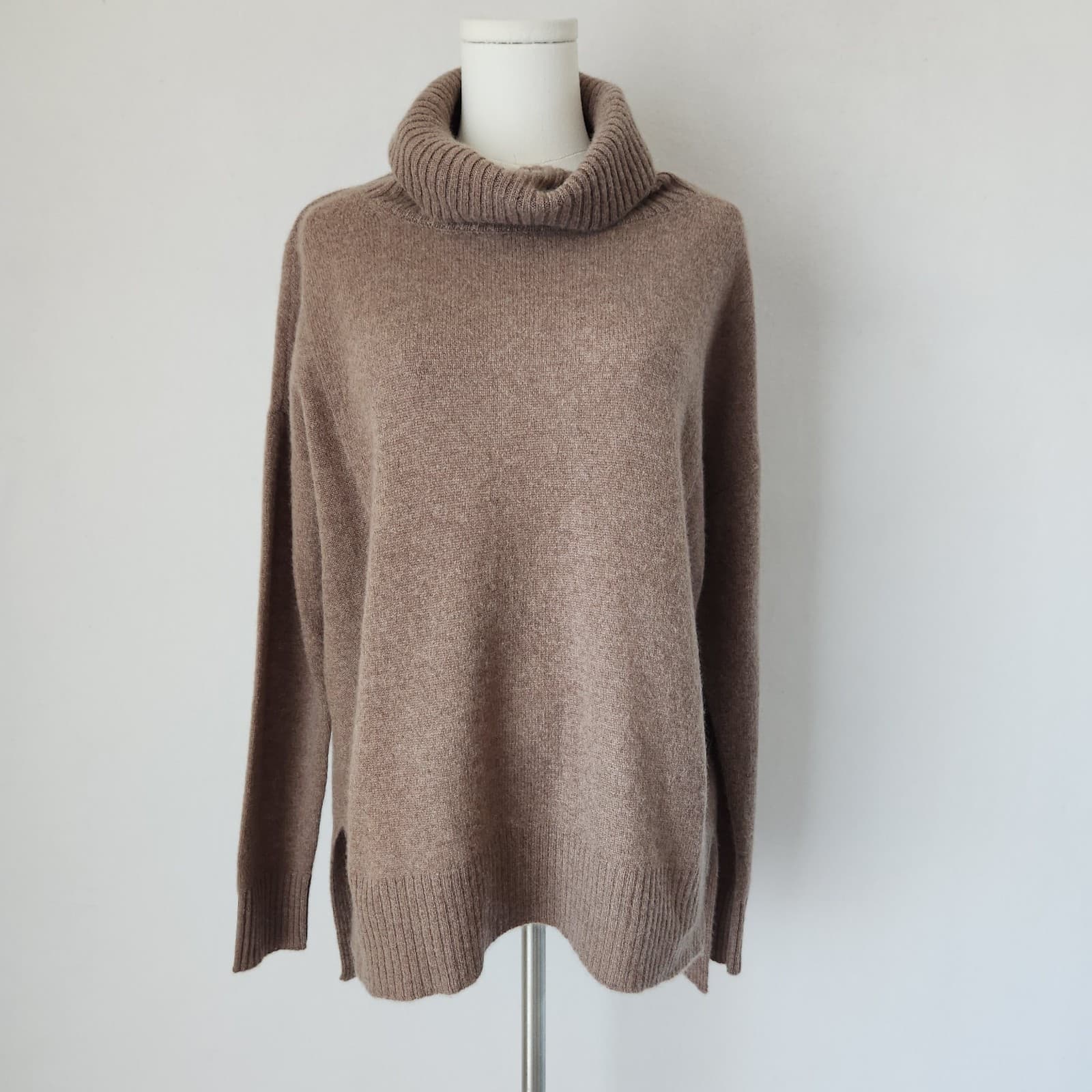 NWT M Magaschoni $325 100% Cashmere Turtle Neck Tunic Sweater Mocha Brown Sz.M - Thumbnail 2