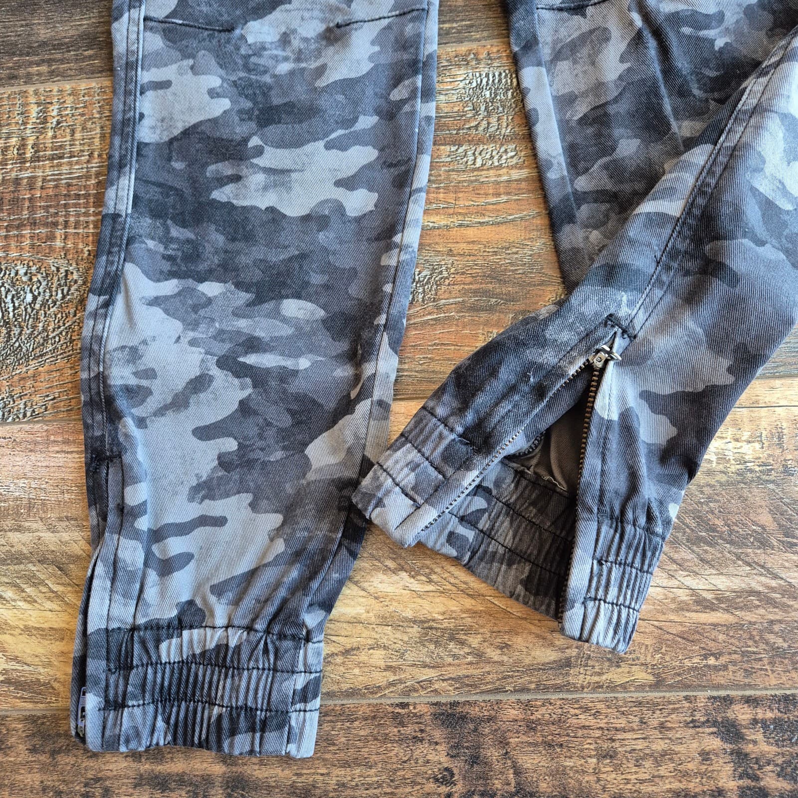 NWoT SPANX Stretch Twill Cargo Joggers Ankle-Zipper Blackwash Camo Pocket Sz.XS - Thumbnail 7