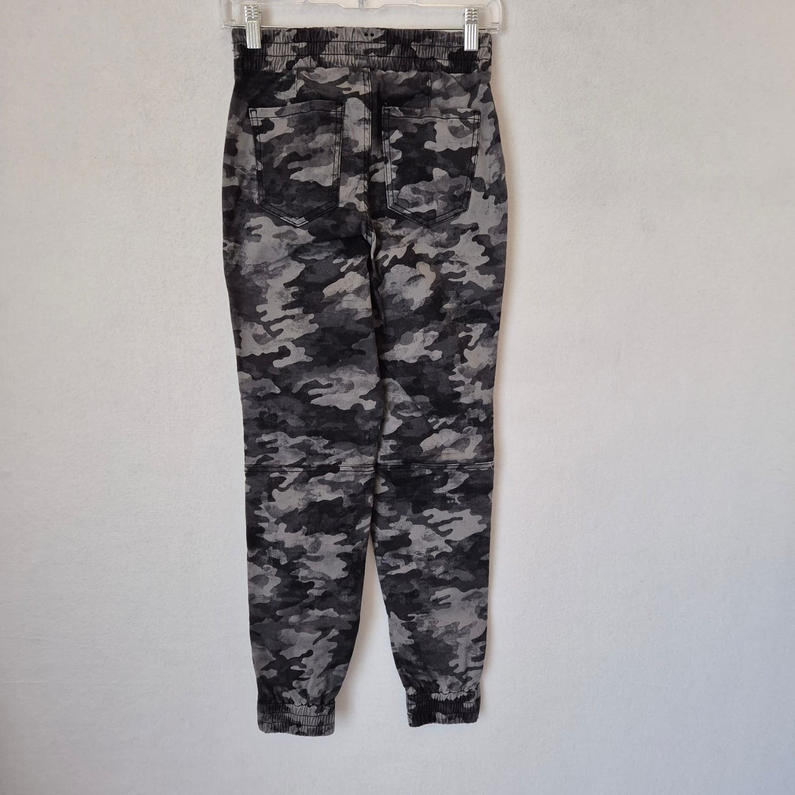 NWoT SPANX Stretch Twill Cargo Joggers Ankle-Zipper Blackwash Camo Pocket Sz.XS - Thumbnail 5