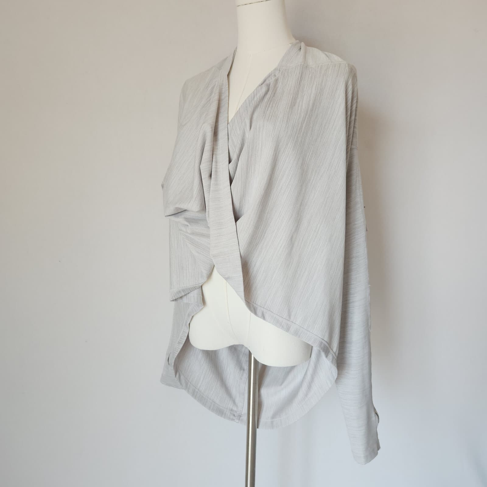 Zyia Active Yoga Shawl Wrap Long Sleeve Pullover Thumb Holes Light Grey Women S - Thumbnail 2