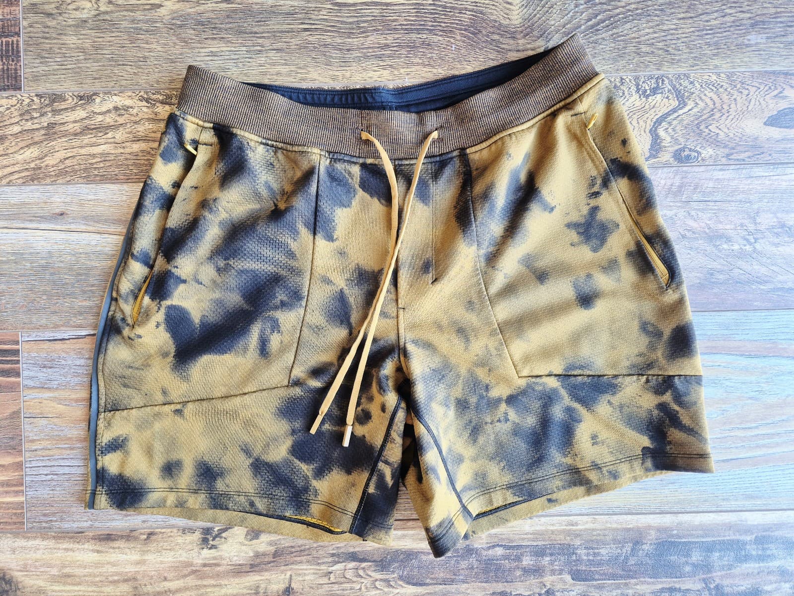 Lululemon Textured Tech Short 6" Zip Pocket Diamond Dye Gold Spice Black Men's L - Thumbnail 3