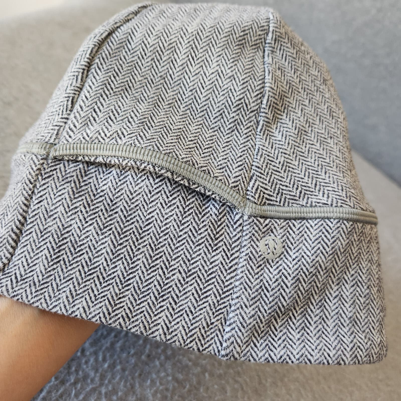 Lululemon Cross Chill Run Beanie Buttery-Soft Heathered Herringbone Black White - Thumbnail 4