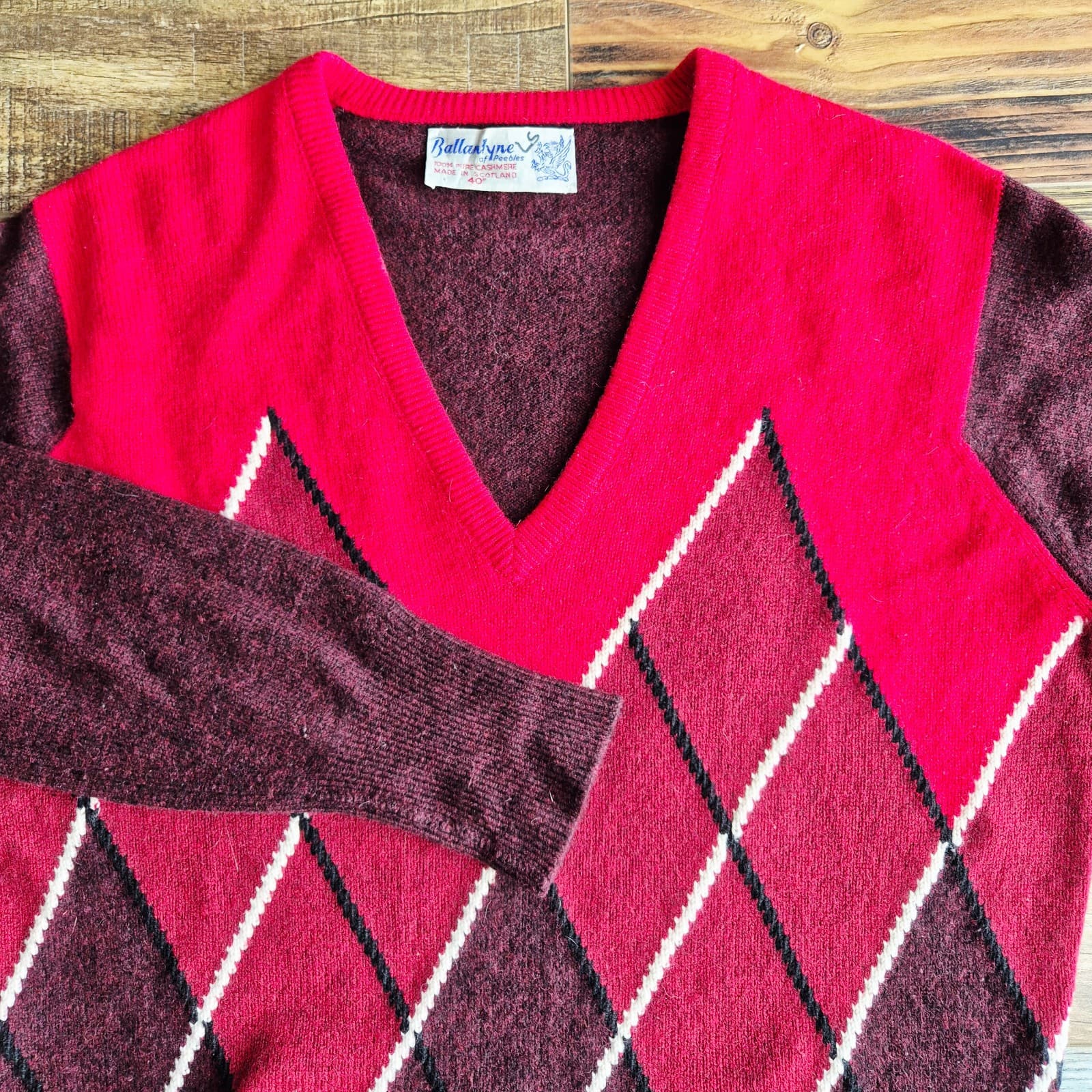 Vintage Ballantyne Of Peebles Scotland Cashmere Argyle V-Neck Sweater Red Sz.40" - Thumbnail 2