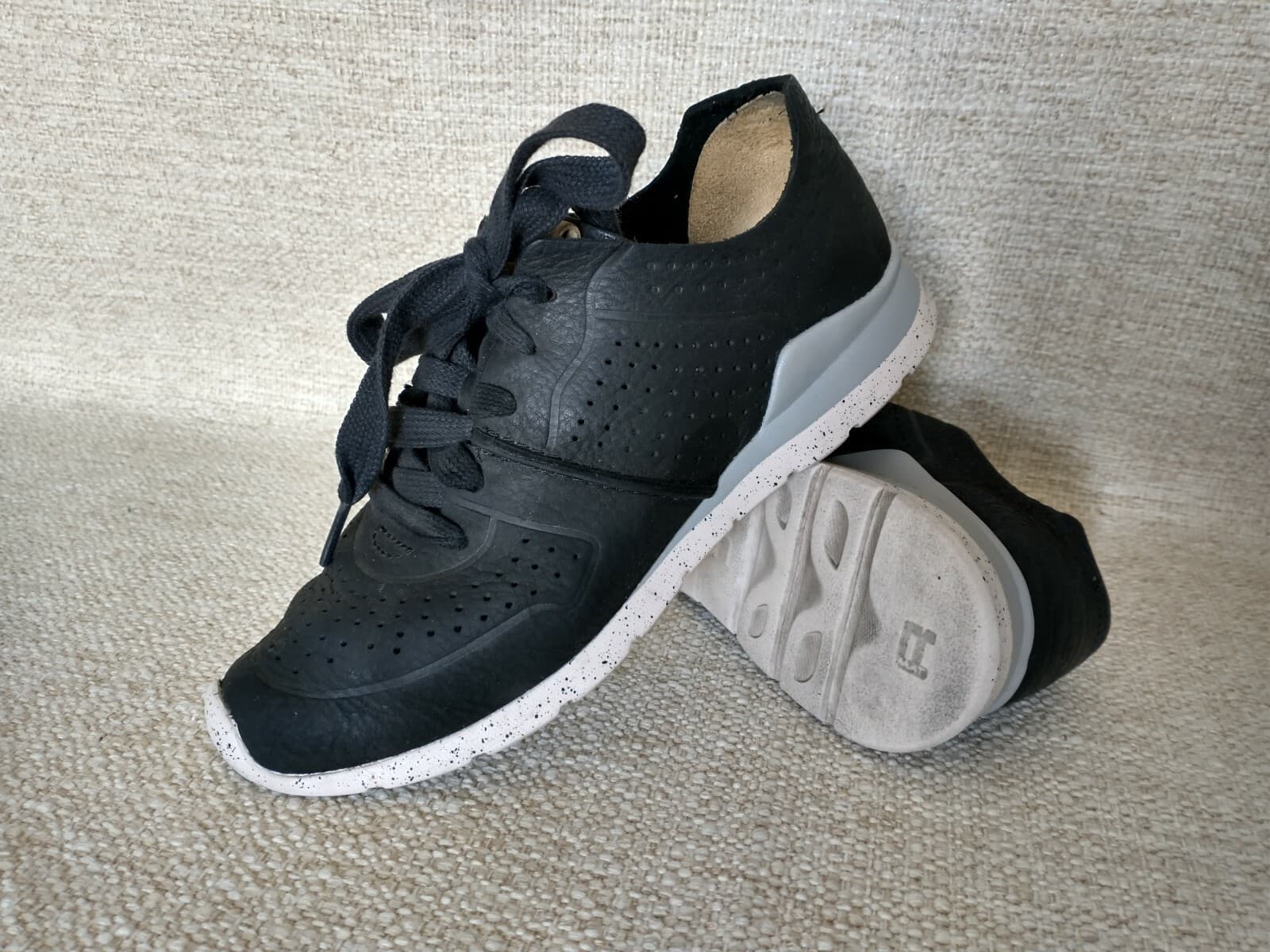 UGG Australia Tye Women Leather Fashion Sneakers Lace Up Black US6 EU36 #1016674 - Thumbnail 2