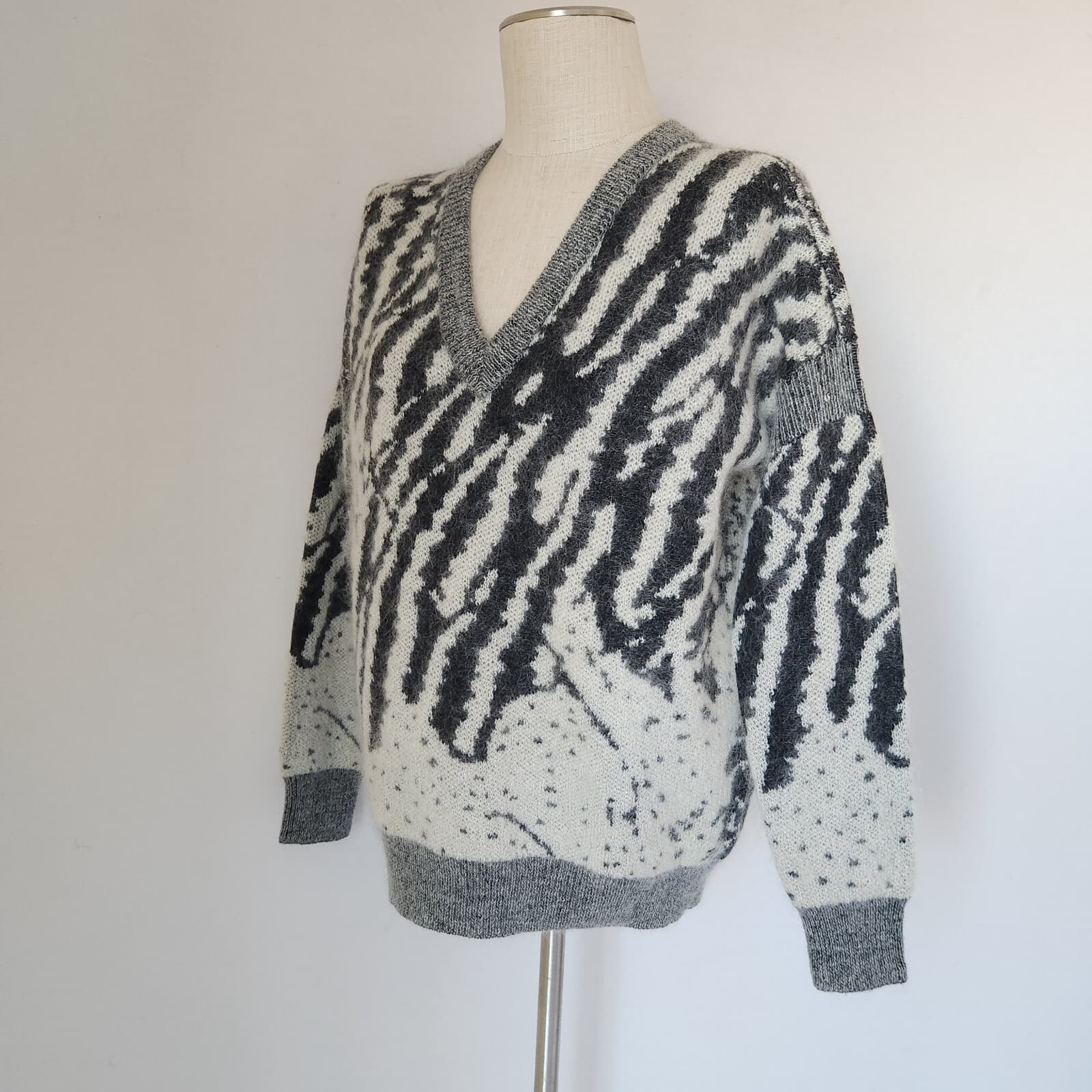 NWoT AllSaints Animal Jumper Wool Mohair V-Neck Sweater Gray Black Women's M - Thumbnail 4