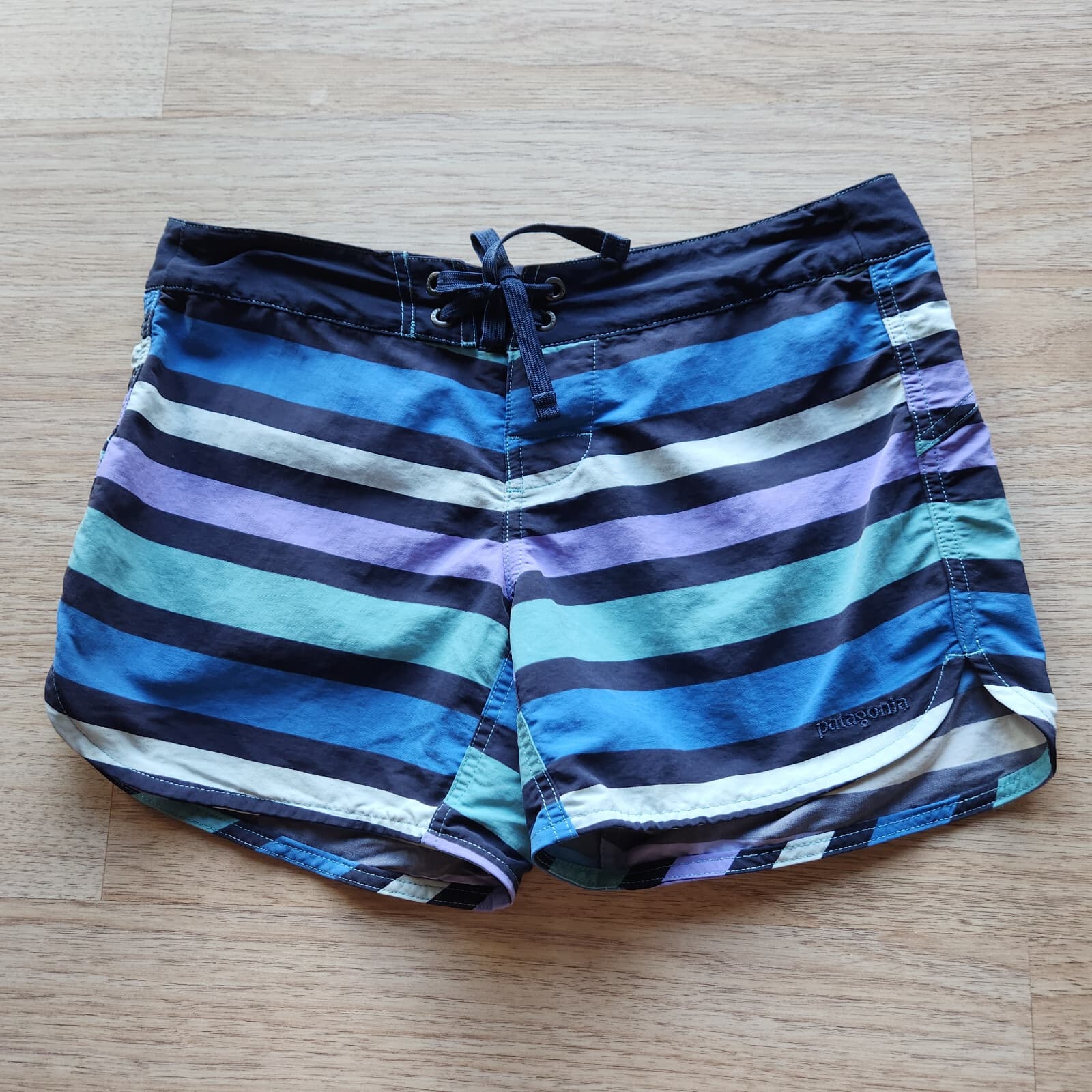 Patagonia Wavefarer Board Shorts Swim Beach Zip-Pocket Water Ribbon Women Sz.2 - Thumbnail 2