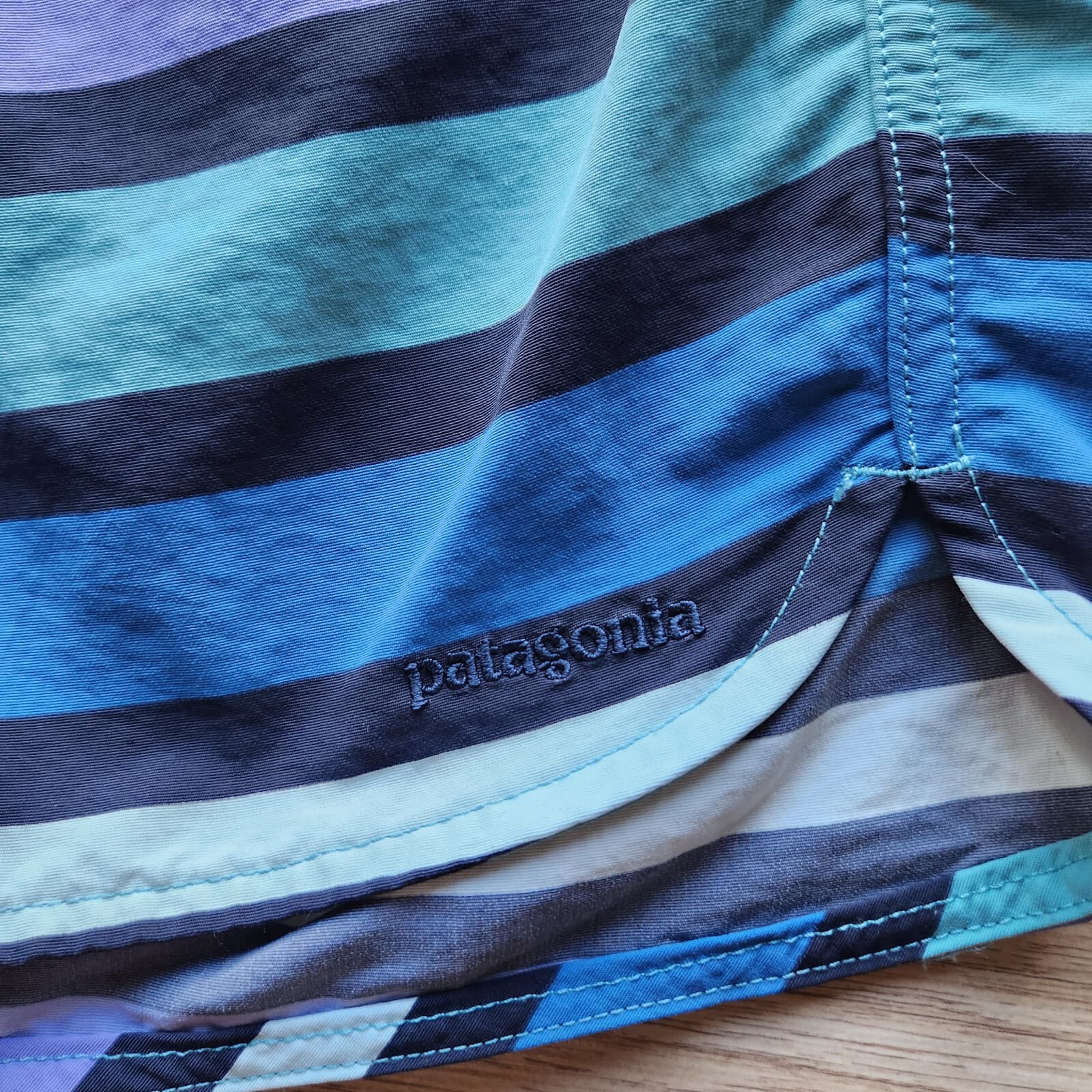 Patagonia Wavefarer Board Shorts Swim Beach Zip-Pocket Water Ribbon Women Sz.2 - Thumbnail 3