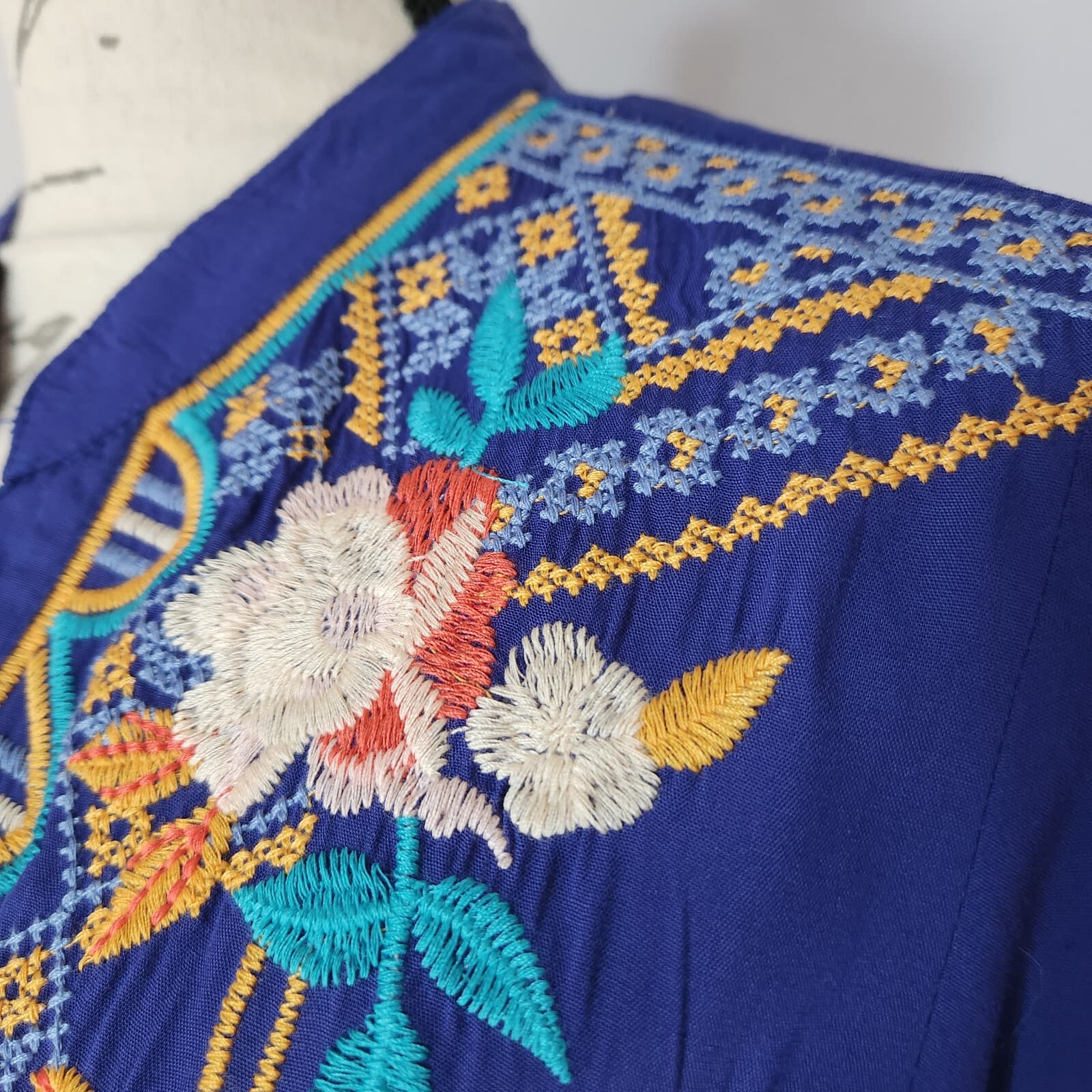 EUC LUNA MOON Embroidered Tunic Top Roll Tap Sleeve 100% Rayon Blue Women Sz.M - Thumbnail 5