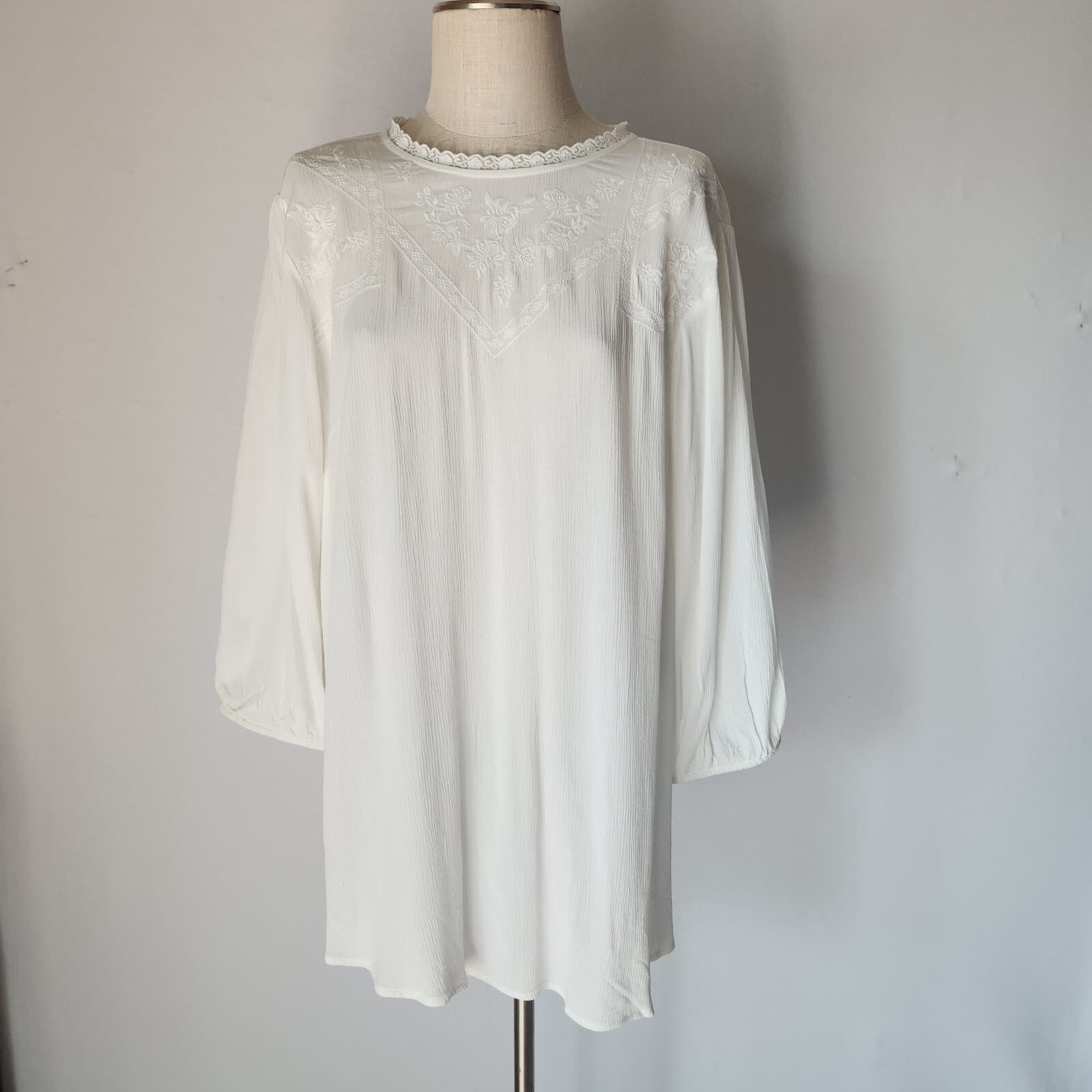 NWT Torrid Crinkle Gauze Embroidered Lace Trim Blouse 3/4 Sleeve White Sz.2X $60 - Thumbnail 3
