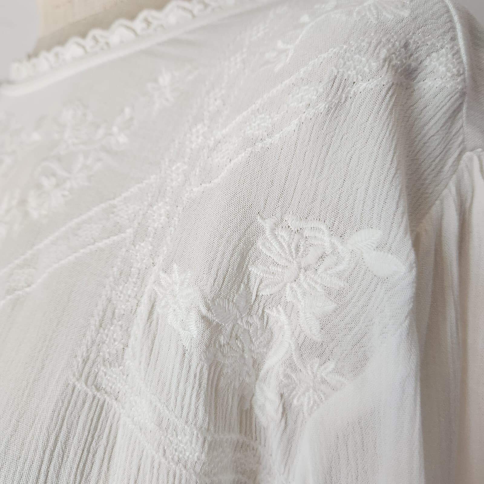 NWT Torrid Crinkle Gauze Embroidered Lace Trim Blouse 3/4 Sleeve White Sz.2X $60 - Thumbnail 4