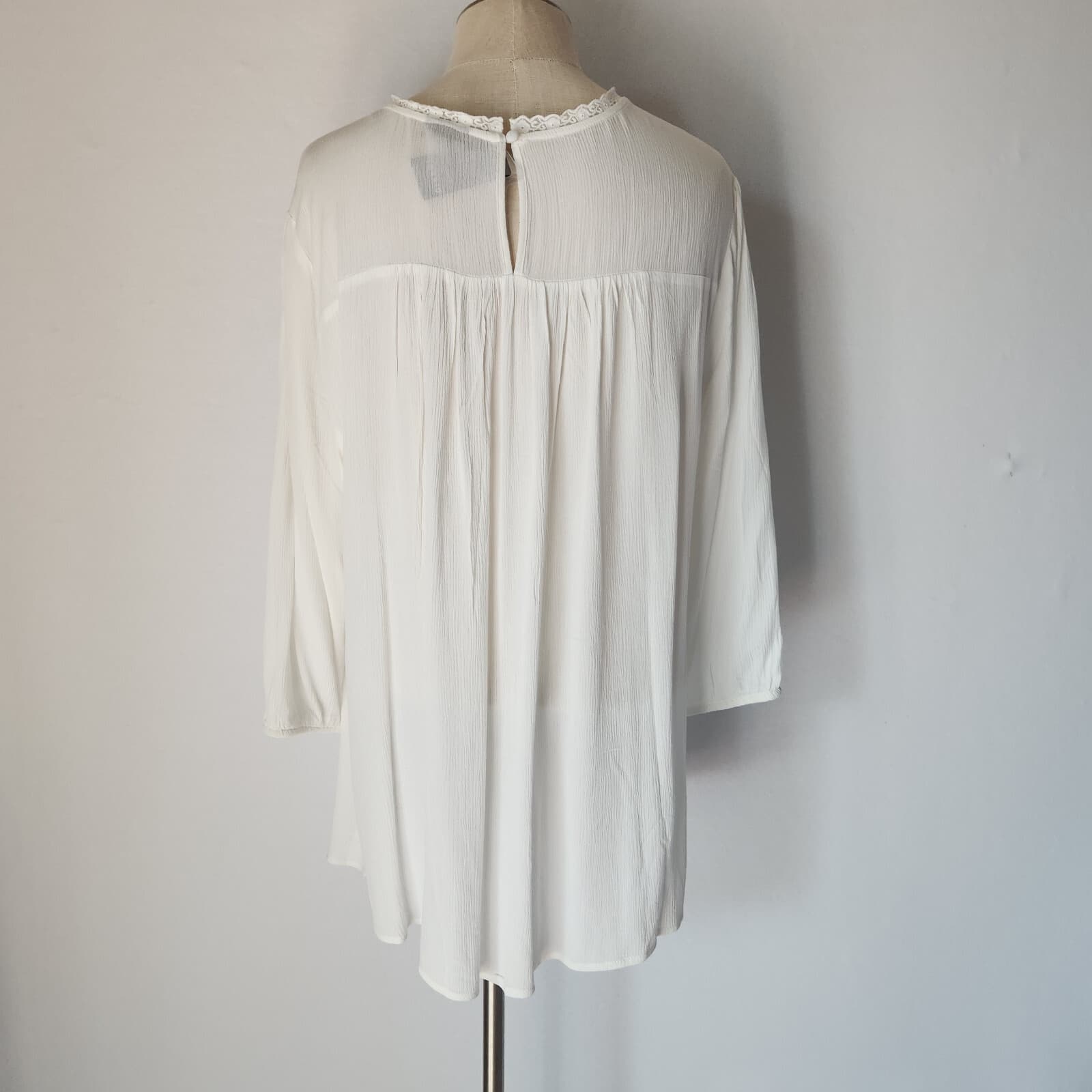 NWT Torrid Crinkle Gauze Embroidered Lace Trim Blouse 3/4 Sleeve White Sz.2X $60 - Thumbnail 6