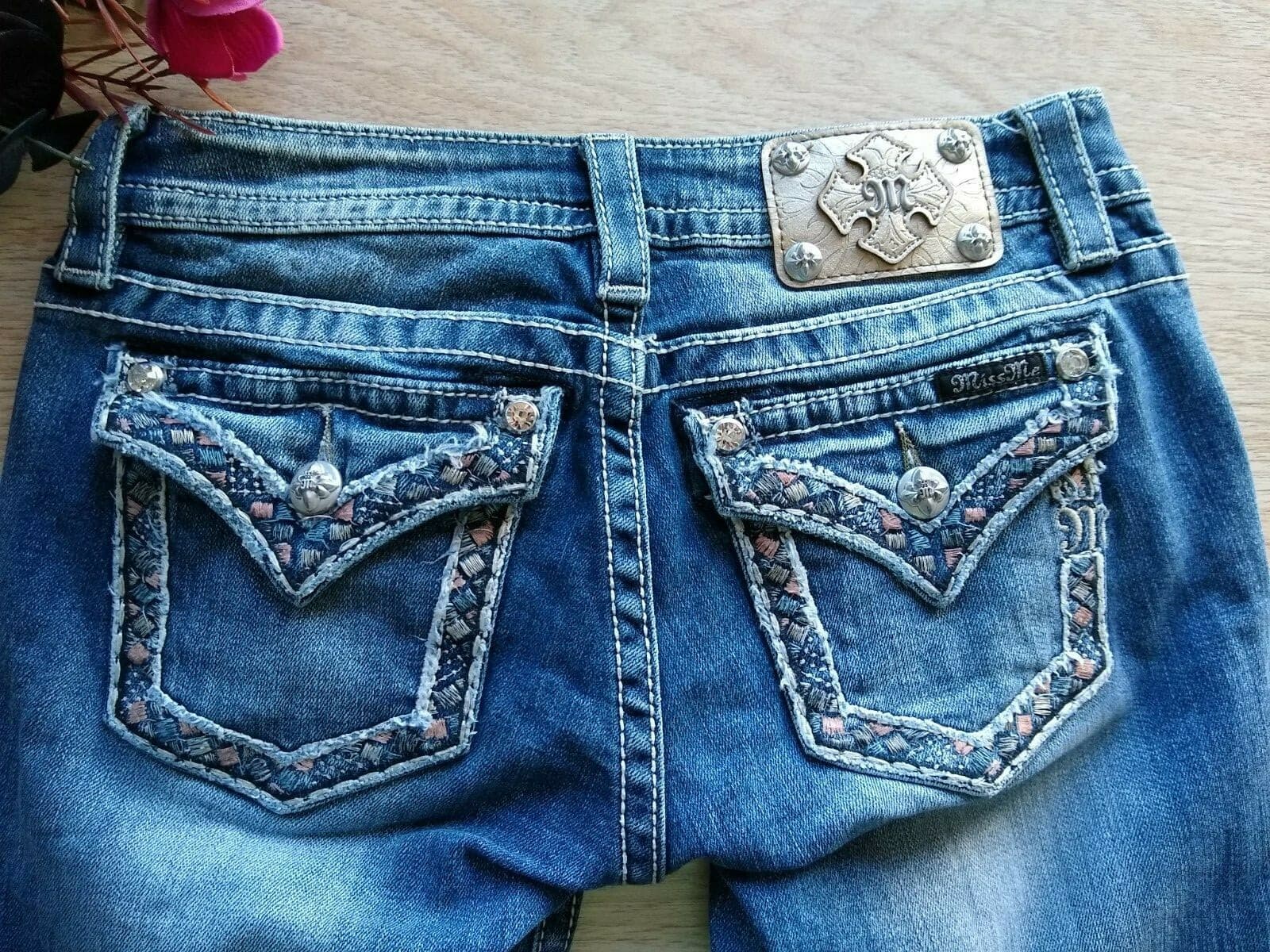 Miss Me Signature Cuffed Capri Jeans Embroidered Distressed Medium Wash Blue 27 - Thumbnail 2