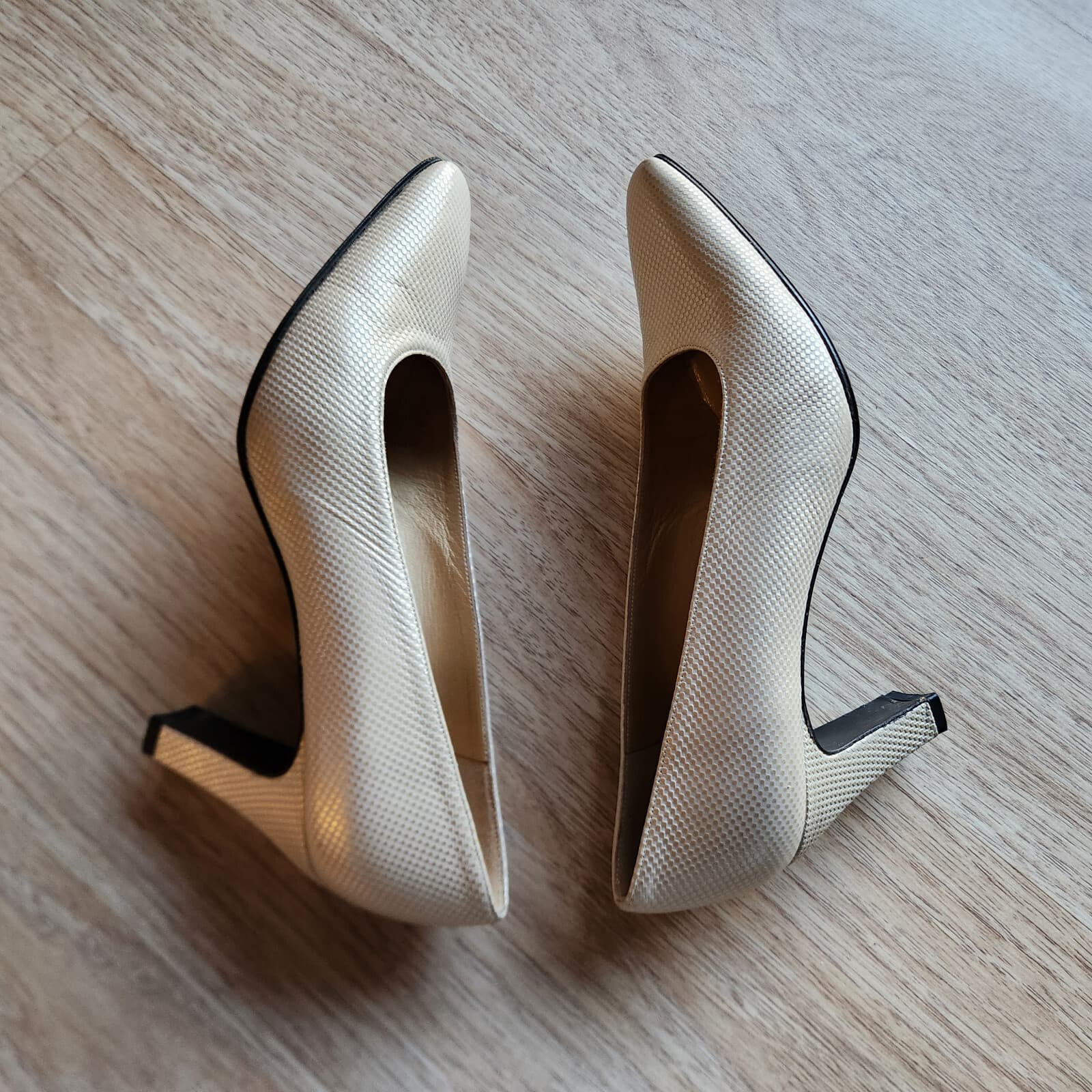 Stuart Weitzman Pearly Gold Textured Leather 2.5 " Heels Classic Pumps Sz.US6.5B - Thumbnail 4