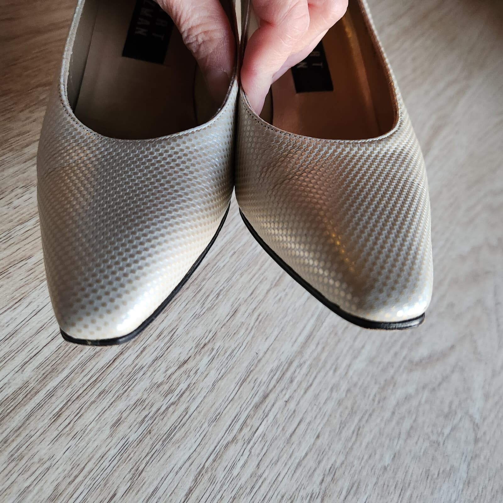 Stuart Weitzman Pearly Gold Textured Leather 2.5 " Heels Classic Pumps Sz.US6.5B - Thumbnail 8