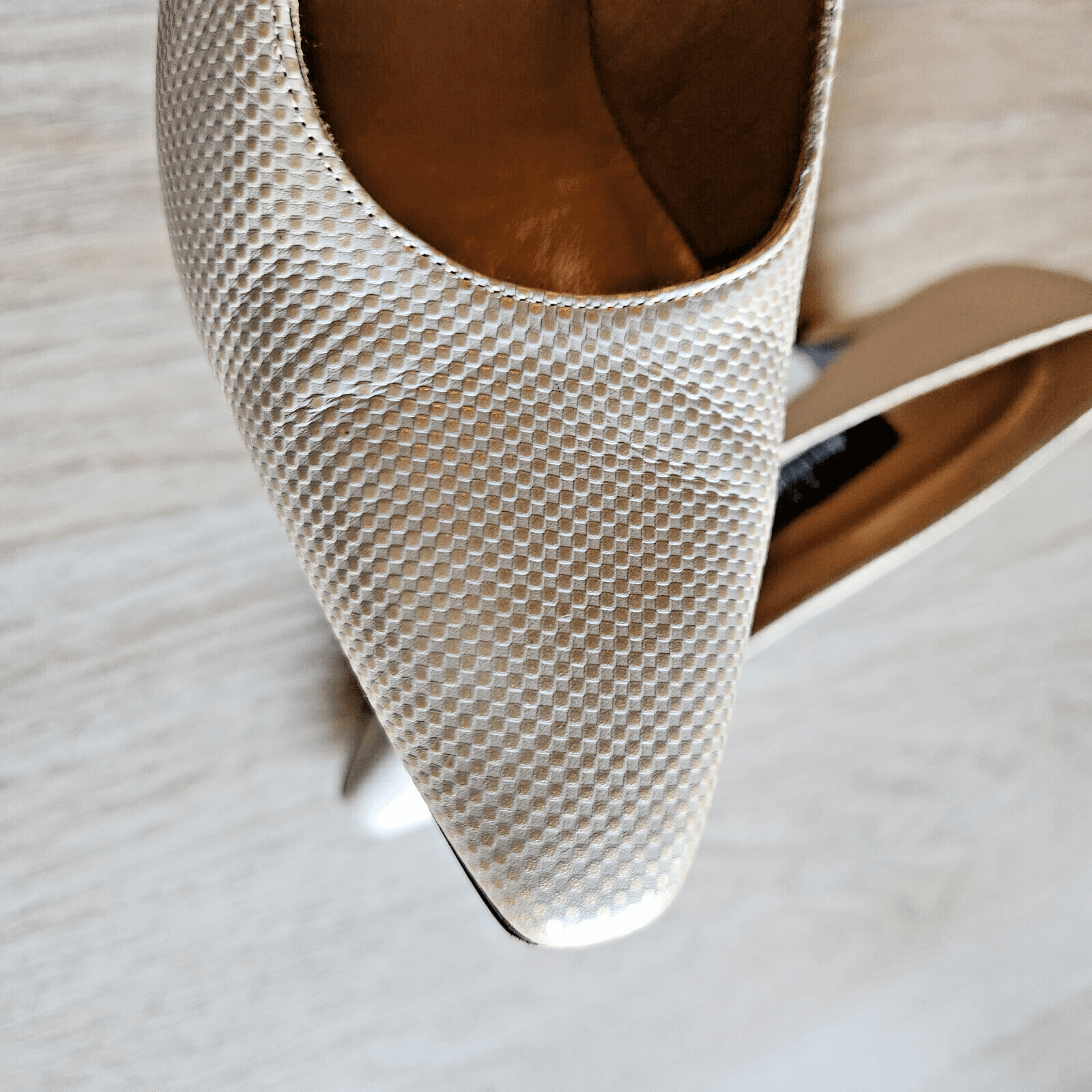 Stuart Weitzman Pearly Gold Textured Leather 2.5 " Heels Classic Pumps Sz.US6.5B - Thumbnail 3