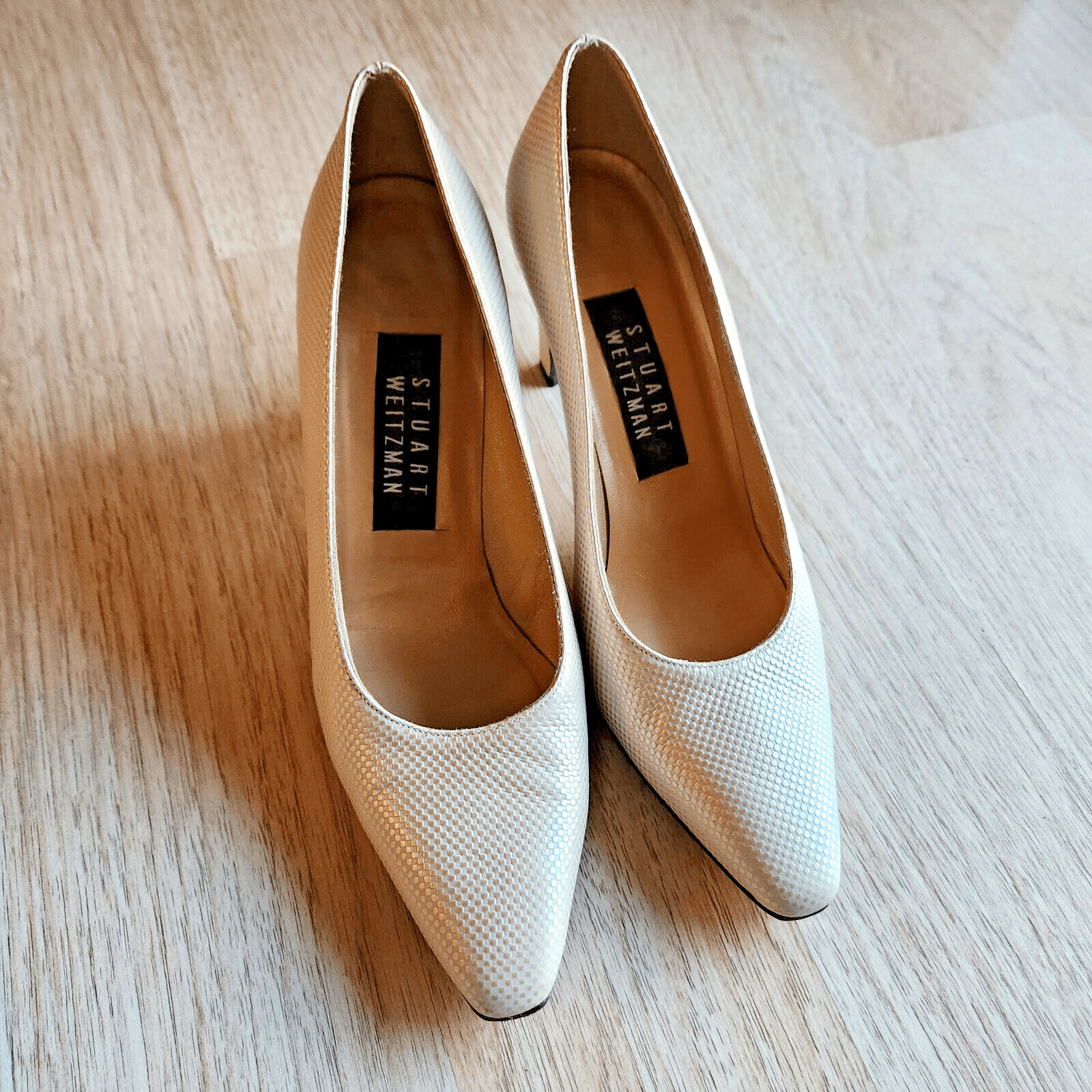 Stuart Weitzman Pearly Gold Textured Leather 2.5 " Heels Classic Pumps Sz.US6.5B - Thumbnail 2