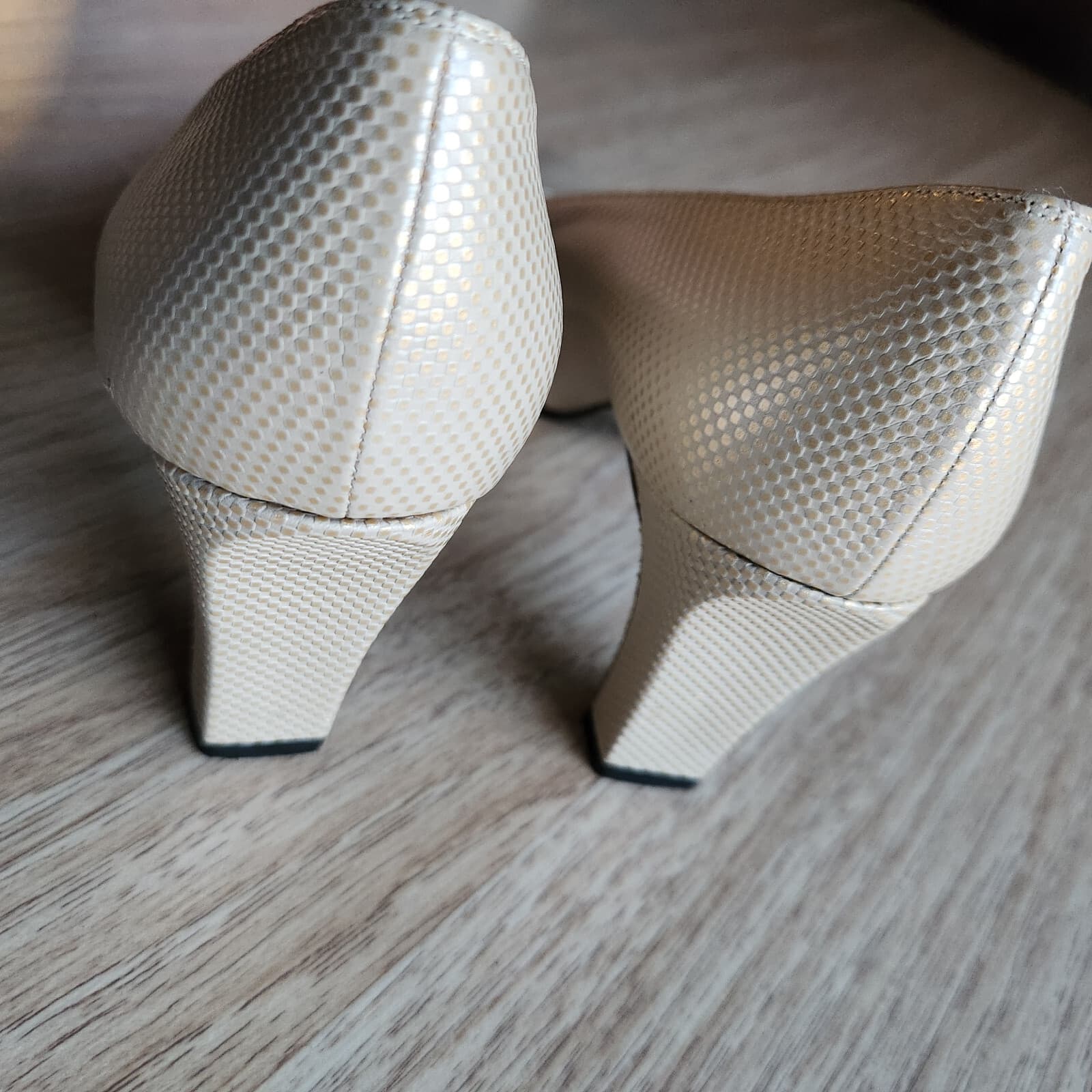 Stuart Weitzman Pearly Gold Textured Leather 2.5 " Heels Classic Pumps Sz.US6.5B - Thumbnail 7