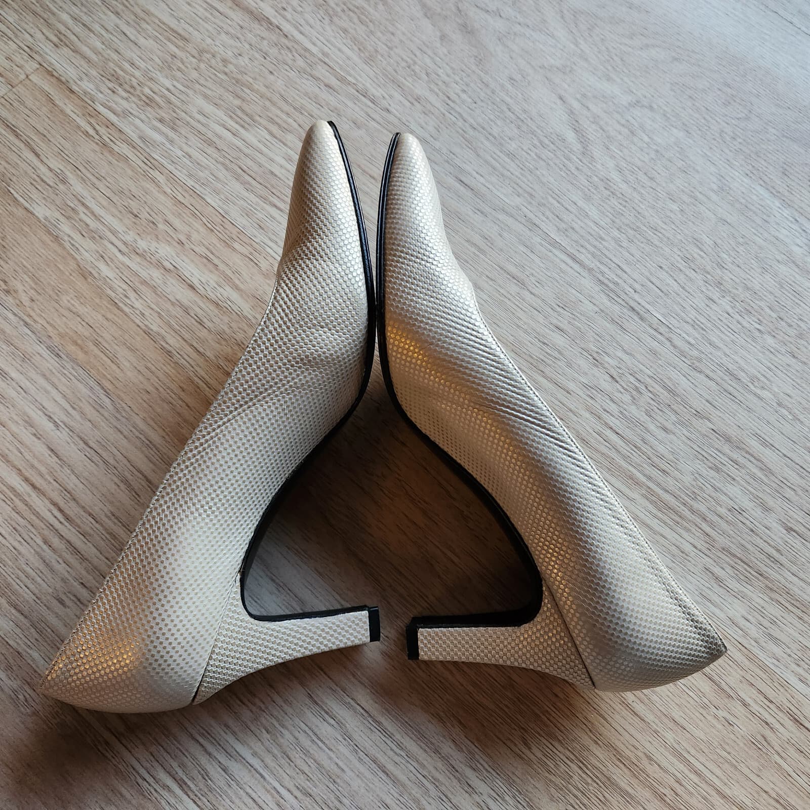 Stuart Weitzman Pearly Gold Textured Leather 2.5 " Heels Classic Pumps Sz.US6.5B - Thumbnail 5