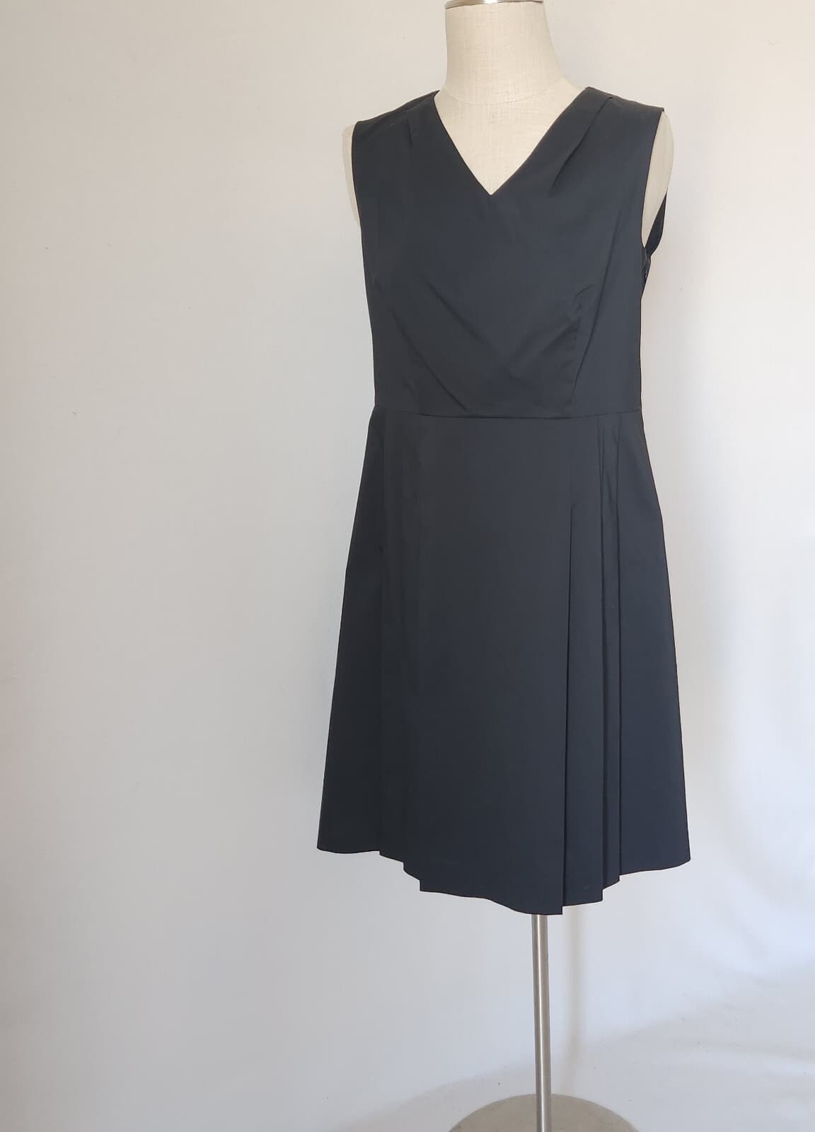 NWT Brooks Brothers Pleated Fit-Flare Dress V-Neck Sleeveless Navy Blue Womens 8