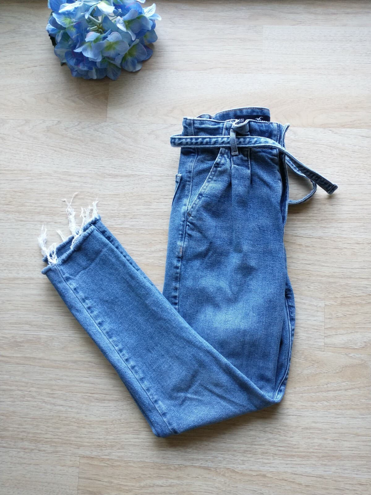 HOLLISTER Ultra High Rise Mom Jeans Raw Hem Paperbag Belt Blue Women Sz.23x27 - Thumbnail 4
