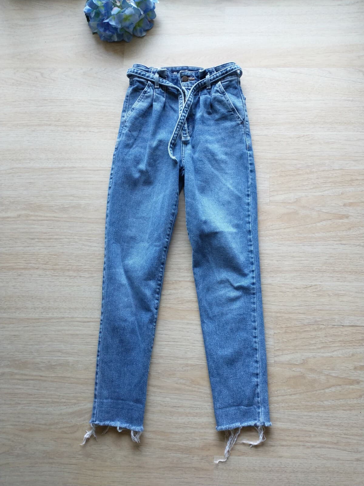HOLLISTER Ultra High Rise Mom Jeans Raw Hem Paperbag Belt Blue Women Sz.23x27 - Thumbnail 2