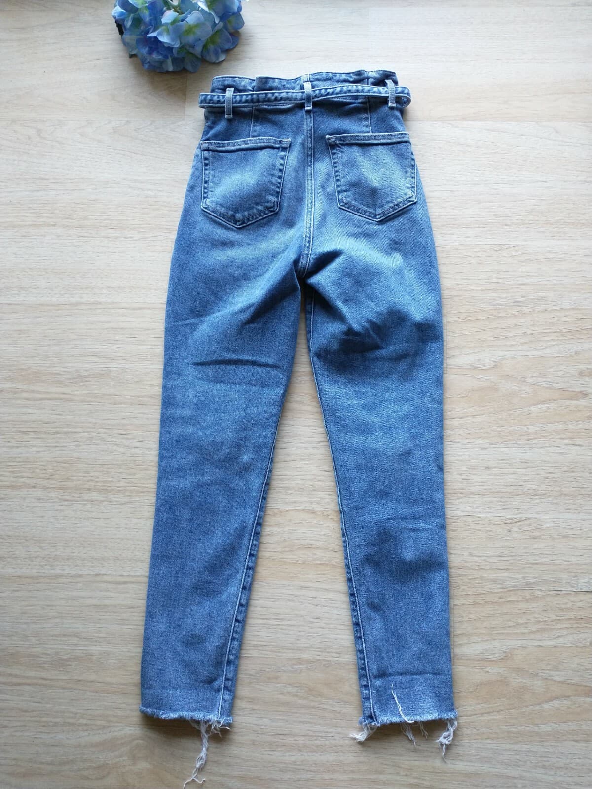 HOLLISTER Ultra High Rise Mom Jeans Raw Hem Paperbag Belt Blue Women Sz.23x27 - Thumbnail 7
