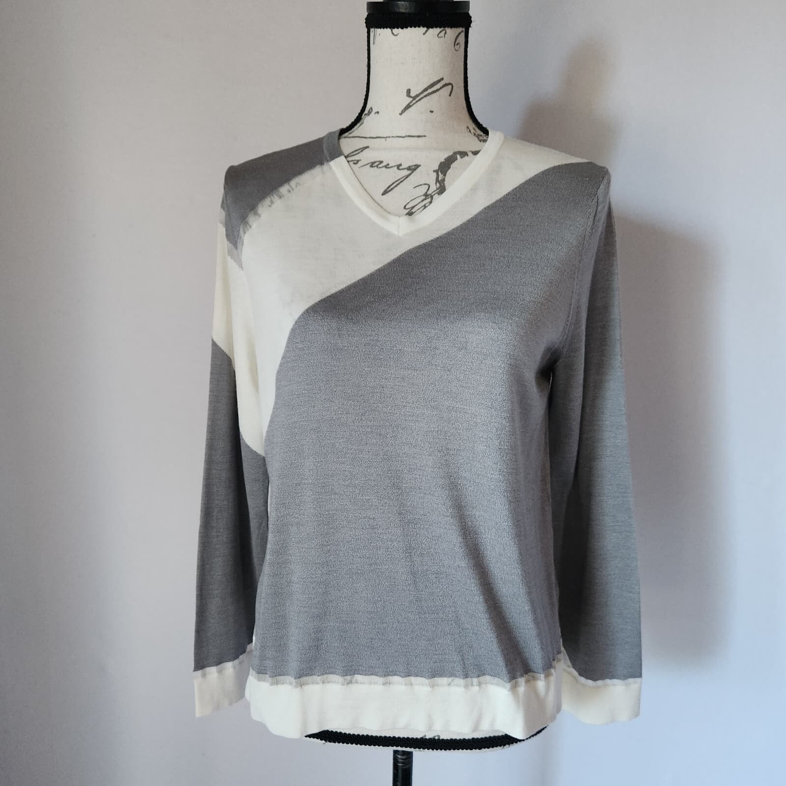 NWoT Lorena Antoniazzi Italy Silk Wool Colorblock V-Neck Sweater Ivory Grey 42