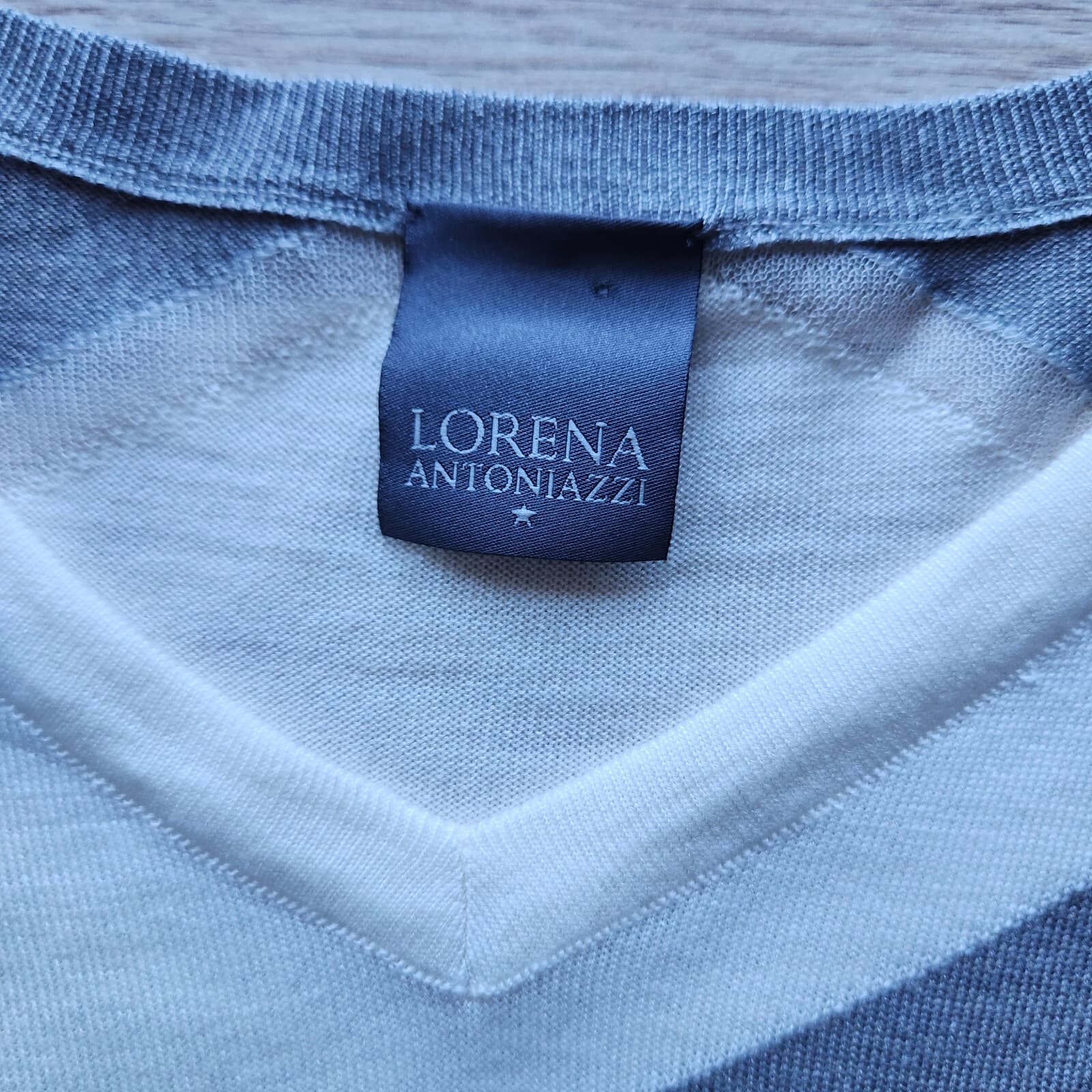 NWoT Lorena Antoniazzi Italy Silk Wool Colorblock V-Neck Sweater Ivory Grey 42 - Thumbnail 9