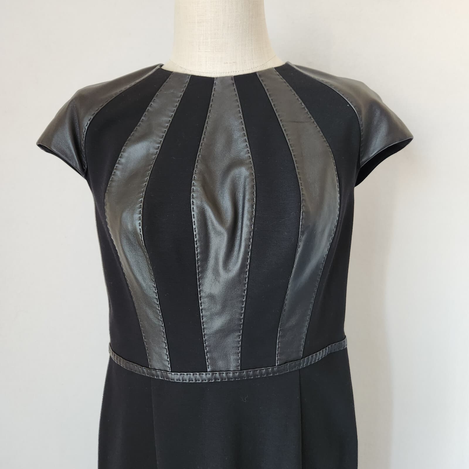NWT ESCADA Lamb Leather Panel Cap Sleeve Sheath Dress Knee Length Black Sz.40 - Thumbnail 3