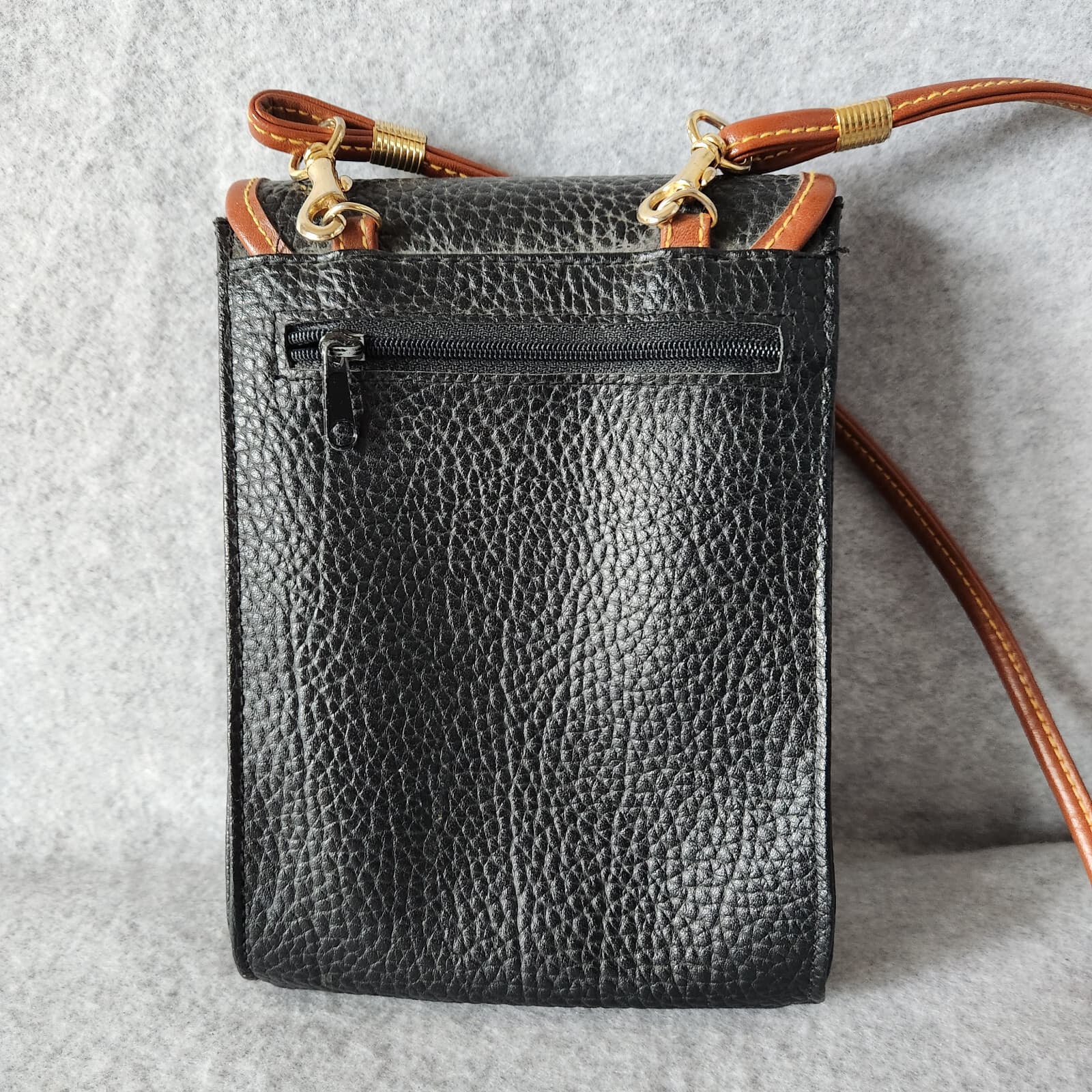 Vintage Dooney&Bourke Black Leather Travel Crossbody Bag Multi-Pocket Card Slot - Thumbnail 2