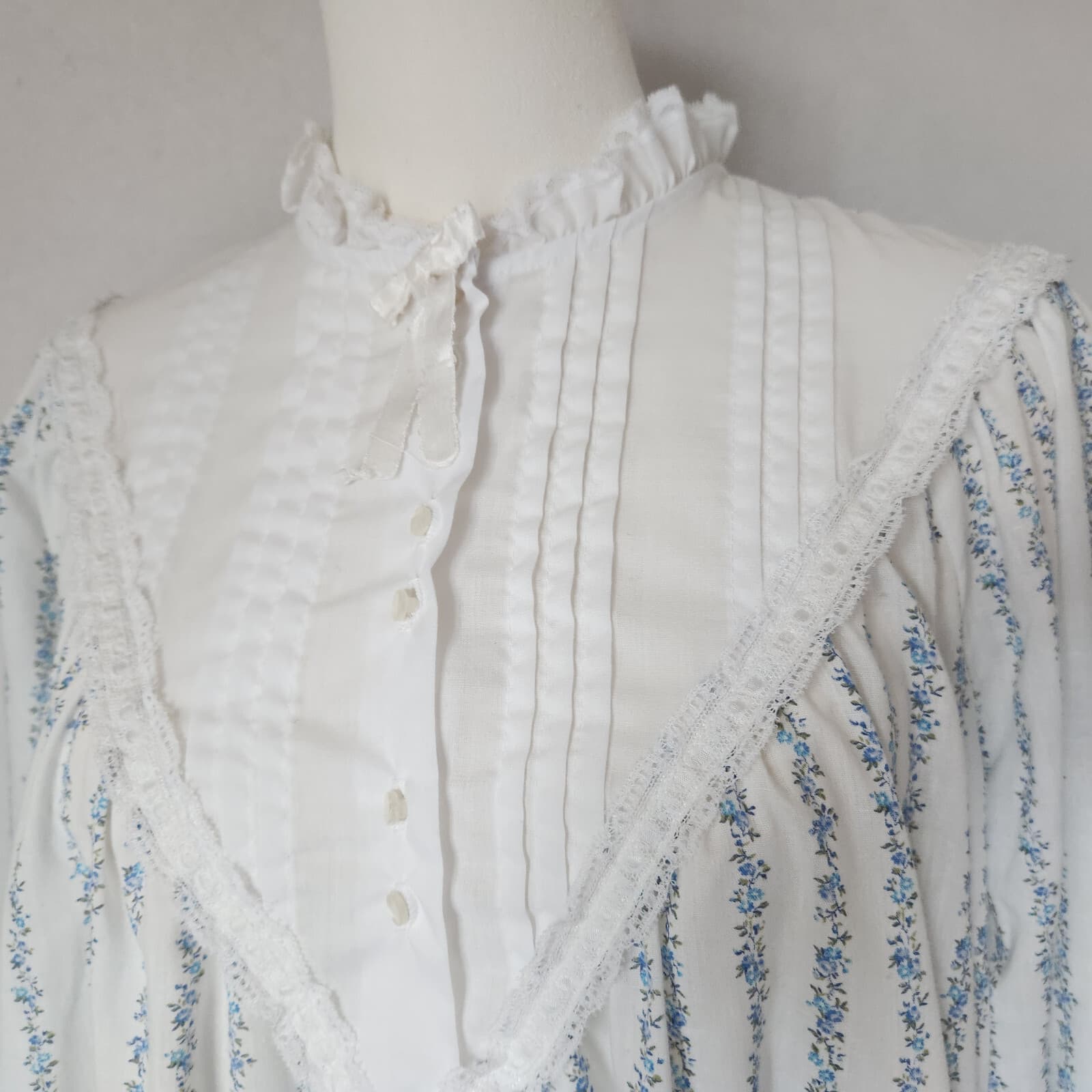 Vintage Night Flowers Lace Trim Pintuck Floral Cottage Nightgown White Bust 46" - Thumbnail 3