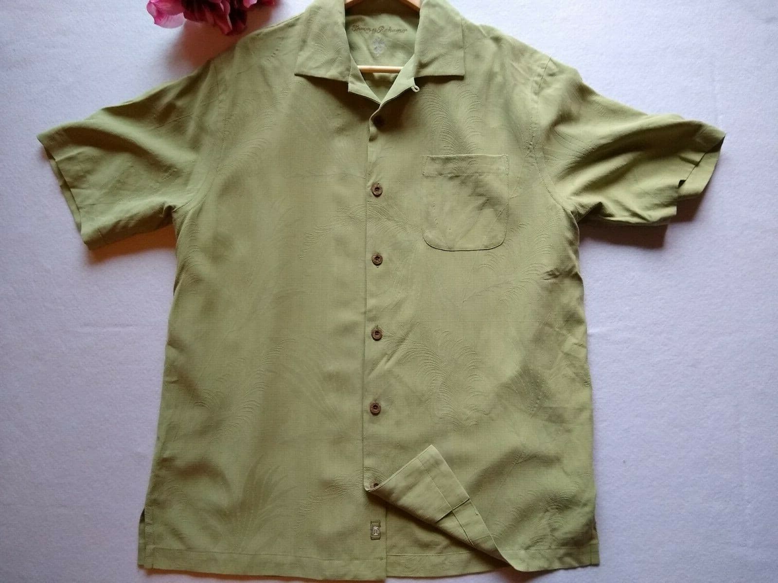Tommy Bahama 100% Silk Men Hawaii Short Sleeve Shirt Green Wooden Button Sz.M