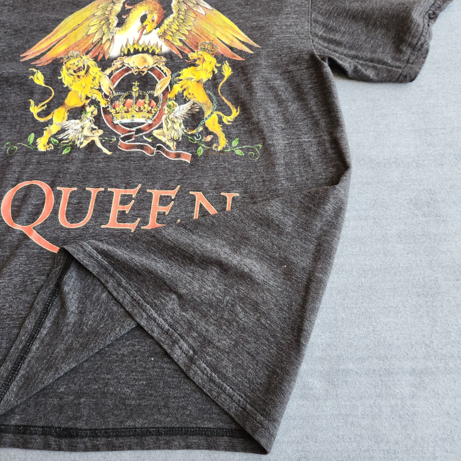 Queen Crest Gradient Logo Graphic T-Shirt Short Sleeve Crewneck Black-Grey Men M - Thumbnail 2