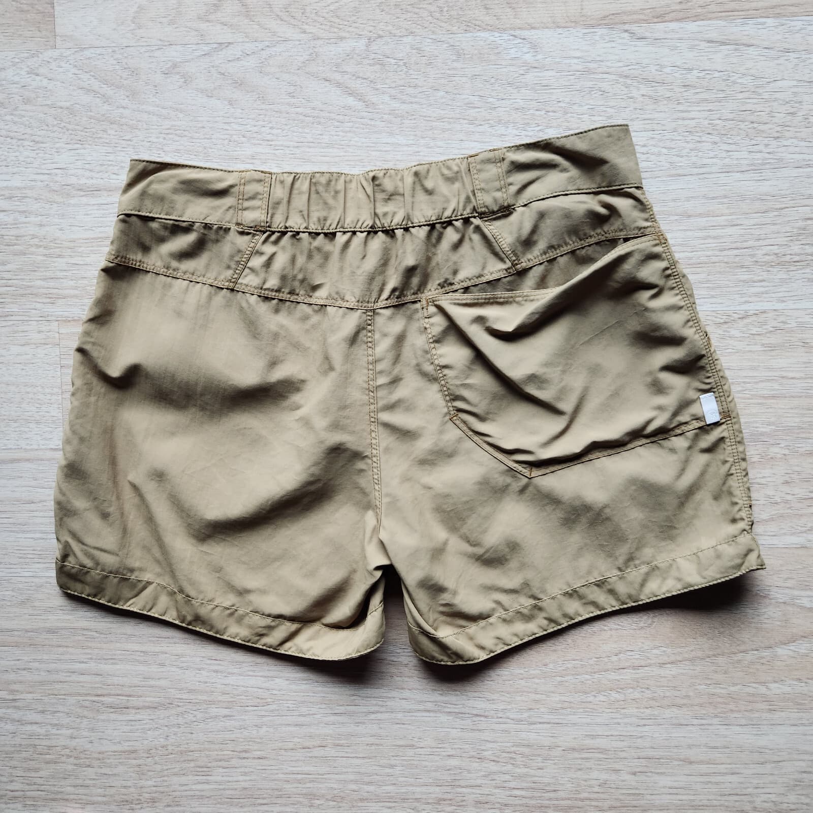 Mountain Hardwear 4.5" Shorts Elastic Waist Zip Pocket Nylon Khaki Women Sz.8/40 - Thumbnail 2