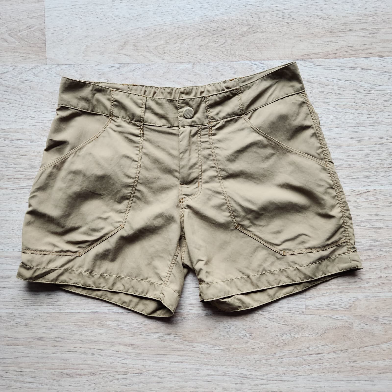 Mountain Hardwear 4.5" Shorts Elastic Waist Zip Pocket Nylon Khaki Women Sz.8/40
