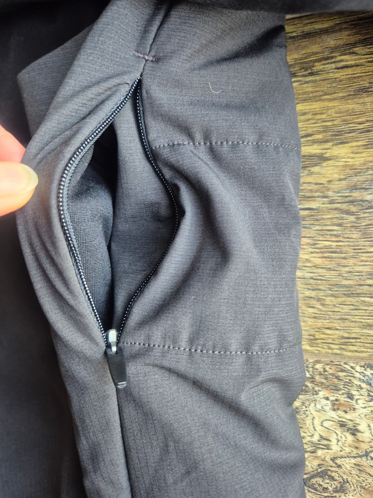 Figs Morven Insulated On-Shift Scrub Jacket Full-Zip Pockets Black Men's S - Thumbnail 8