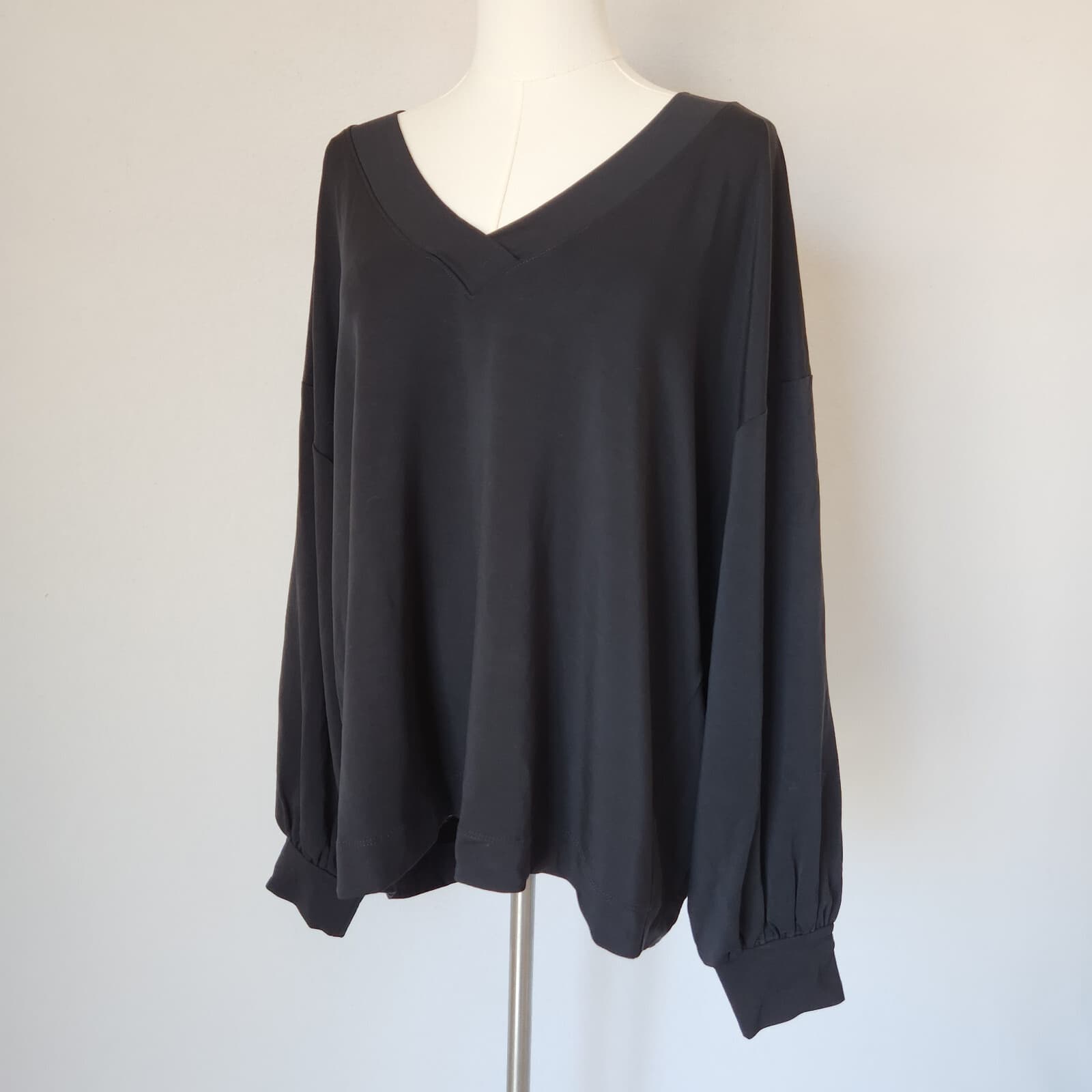 NWT Travis Mathew Women's XL Cloud Terry V-Neck Top Long Sleeve Tencel Black - Thumbnail 5