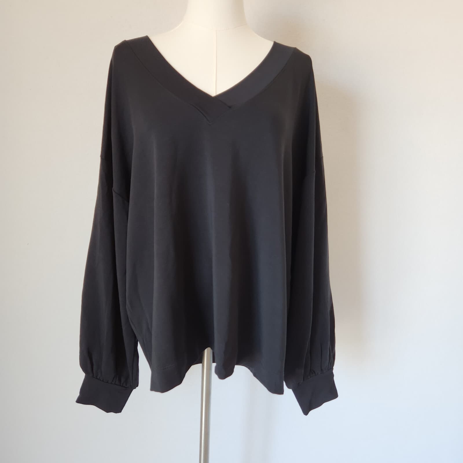 NWT Travis Mathew Women's XL Cloud Terry V-Neck Top Long Sleeve Tencel Black - Thumbnail 4