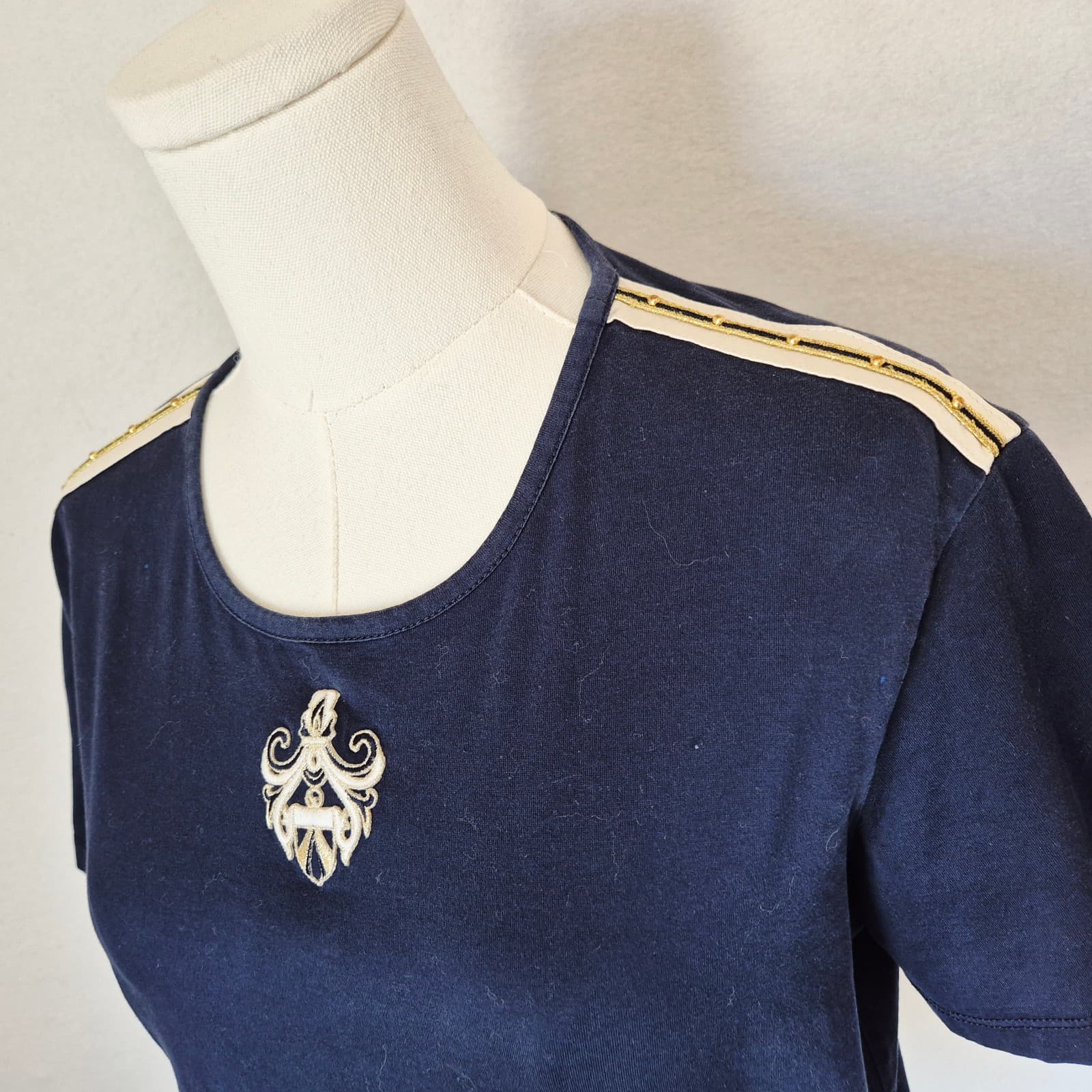 ST. JOHN SPORT Marie Gray Gold Embroidered Emblem Shoulder Detail T-Shirt Blue P - Thumbnail 5