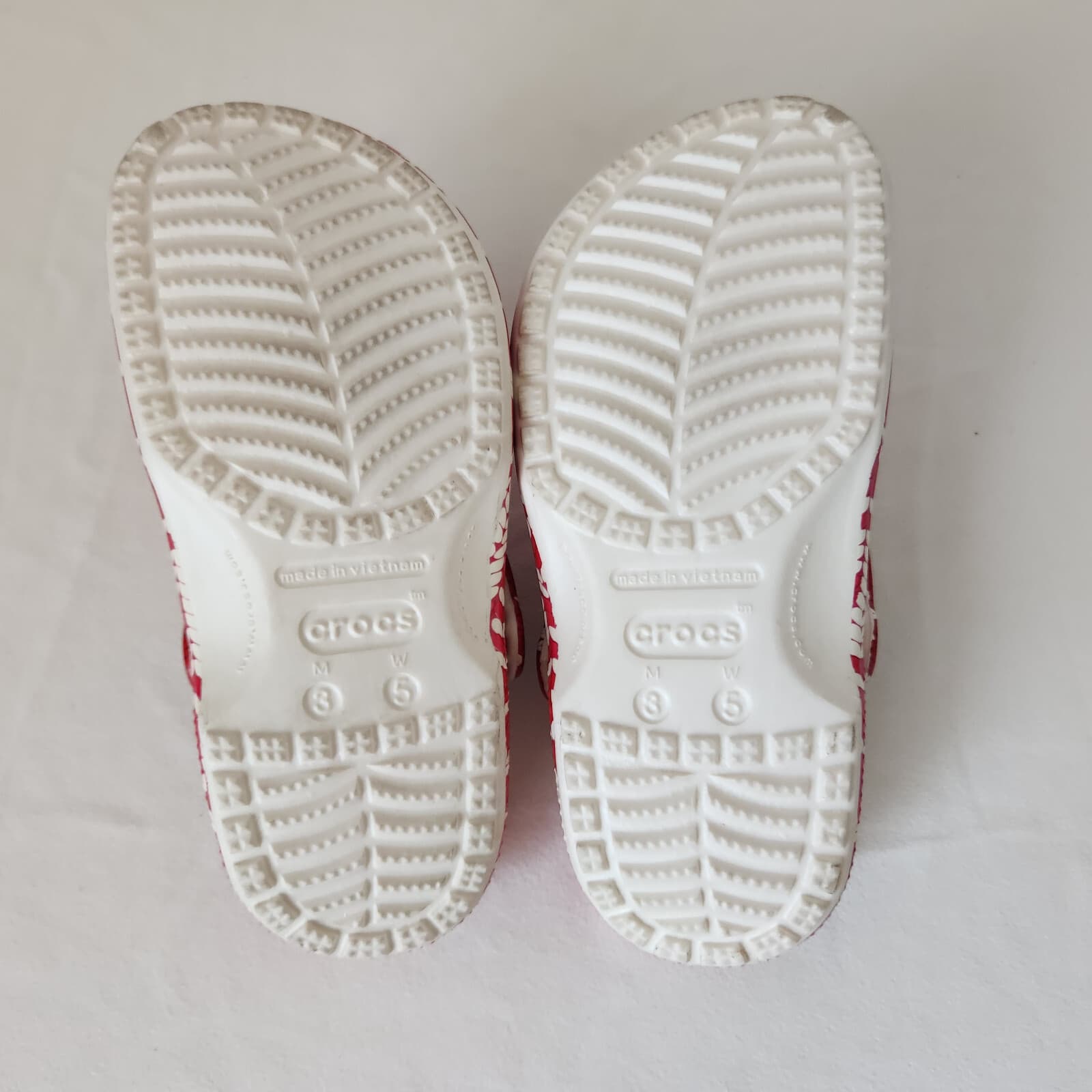 CROCS Classic Holiday Sweater Clogs Comfort Heel Strap Red White Unisex USM3 W5 - Thumbnail 8