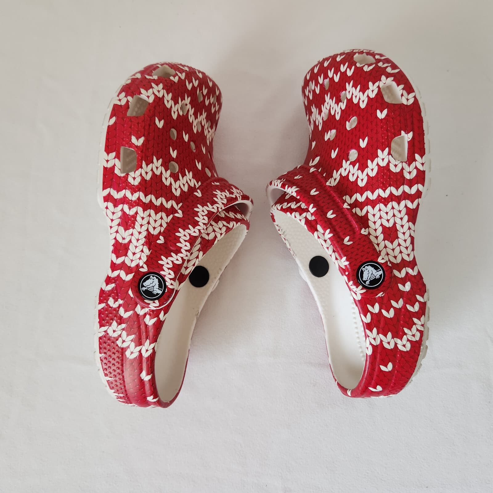 CROCS Classic Holiday Sweater Clogs Comfort Heel Strap Red White Unisex USM3 W5 - Thumbnail 7