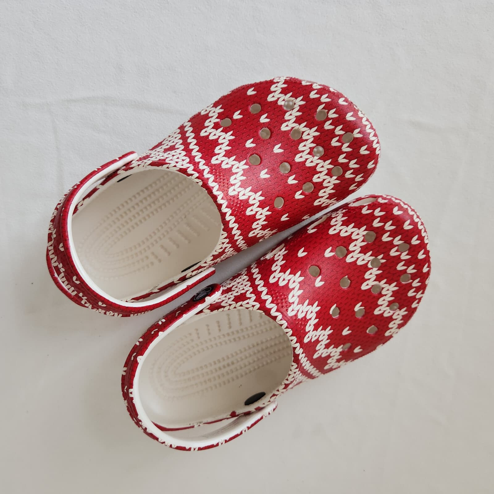 CROCS Classic Holiday Sweater Clogs Comfort Heel Strap Red White Unisex USM3 W5 - Thumbnail 5