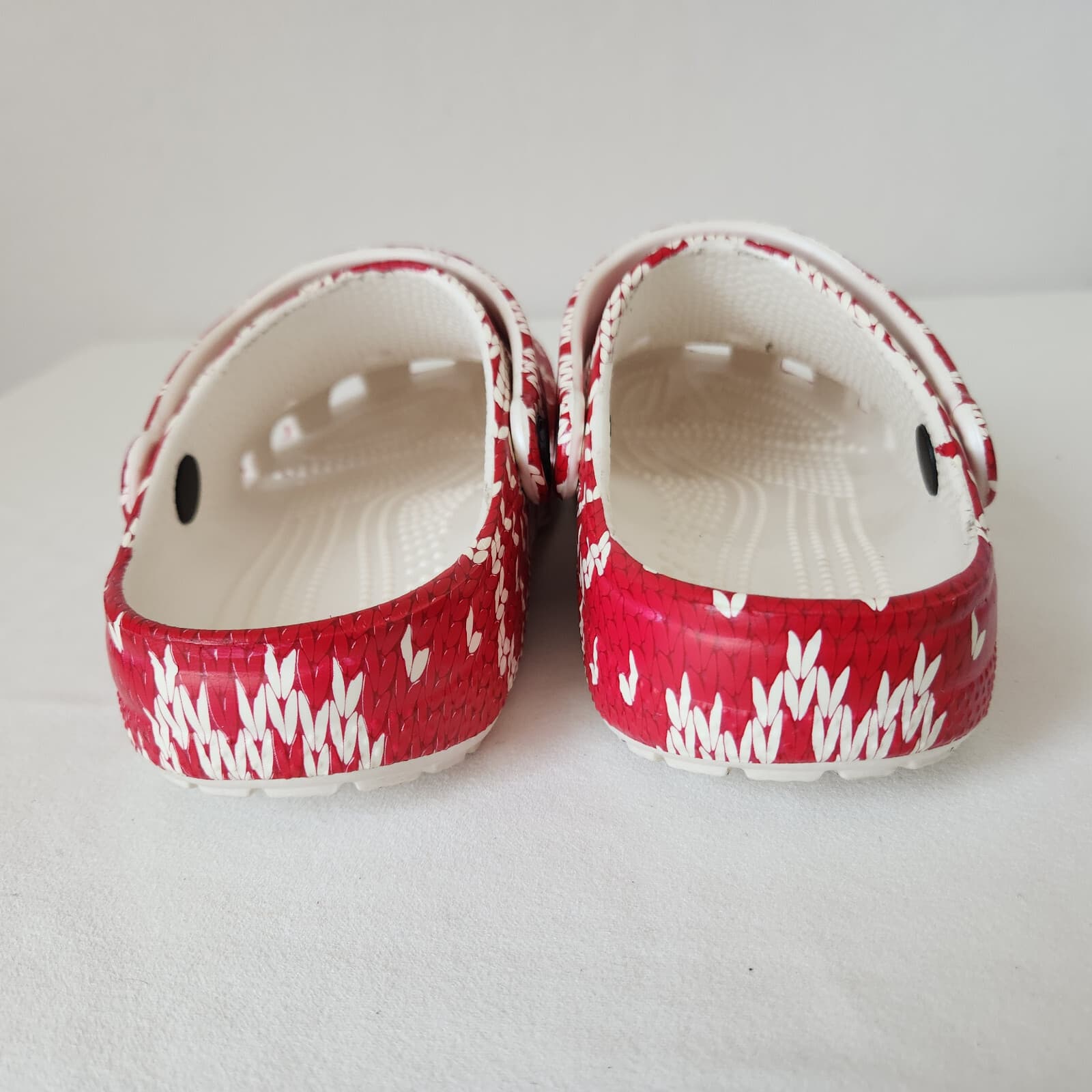 CROCS Classic Holiday Sweater Clogs Comfort Heel Strap Red White Unisex USM3 W5 - Thumbnail 9