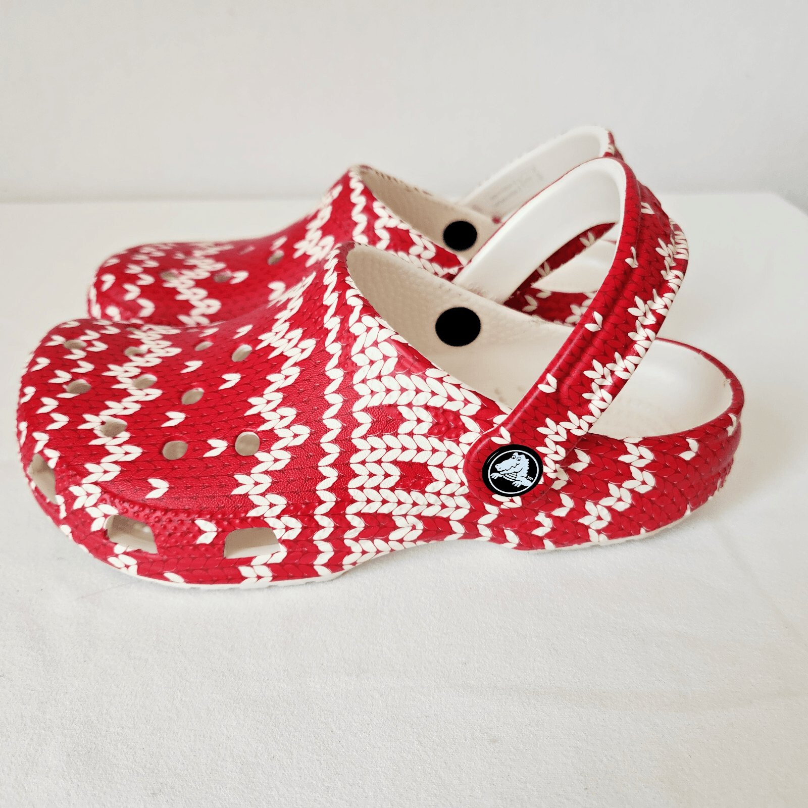 CROCS Classic Holiday Sweater Clogs Comfort Heel Strap Red White Unisex USM3 W5 - Thumbnail 2
