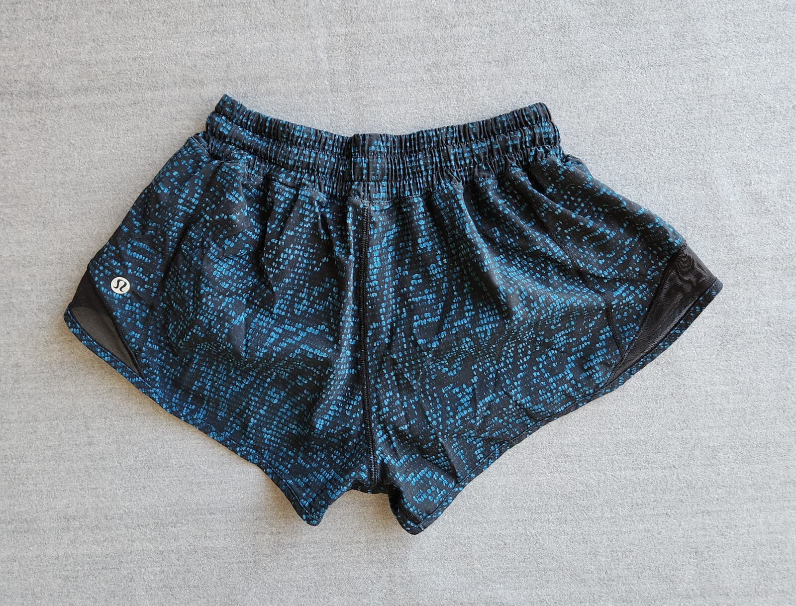 Lululemon Hotty Hot Short II 2.5" Built-in Liner Pocket Pulse Capri Black Sz.4 - Thumbnail 2