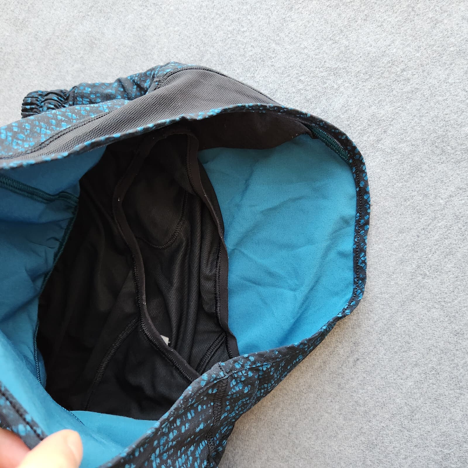 Lululemon Hotty Hot Short II 2.5" Built-in Liner Pocket Pulse Capri Black Sz.4 - Thumbnail 7