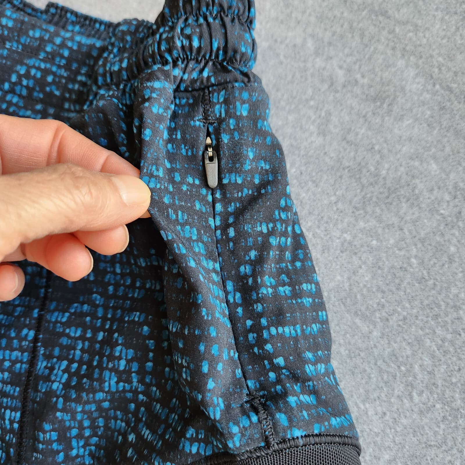 Lululemon Hotty Hot Short II 2.5" Built-in Liner Pocket Pulse Capri Black Sz.4 - Thumbnail 6