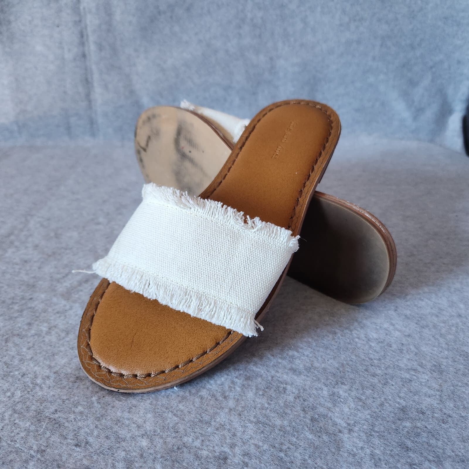 Vineyard Vines $78 Faryed Hem Canvas Slide Sandals Flat Open-Toe White Women US7 - Thumbnail 2
